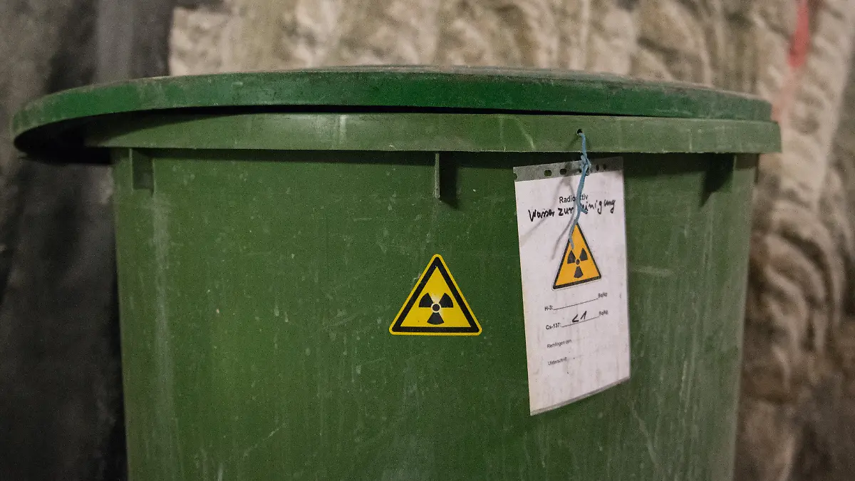 Ein Warnschild vor radioaktiver Strahlung hängt am 24.11.2014 im Atommülllager Asse bei Remlingen (Landkreis Wolfenbüttel) an einer Wassertonne. Bis die ersten Atom-Abfälle aus der Asse gebracht werden, dauert es noch rund 20 Jahre. Aus den verschlossenen Einlagerungskammern tritt immer wieder radioaktiv belastete Lauge aus. Foto: Ole Spata/dpa (zu dpa: «Atomlager Asse: Großbaustelle unter extremen Bedingungen» vom 01.01.2015)