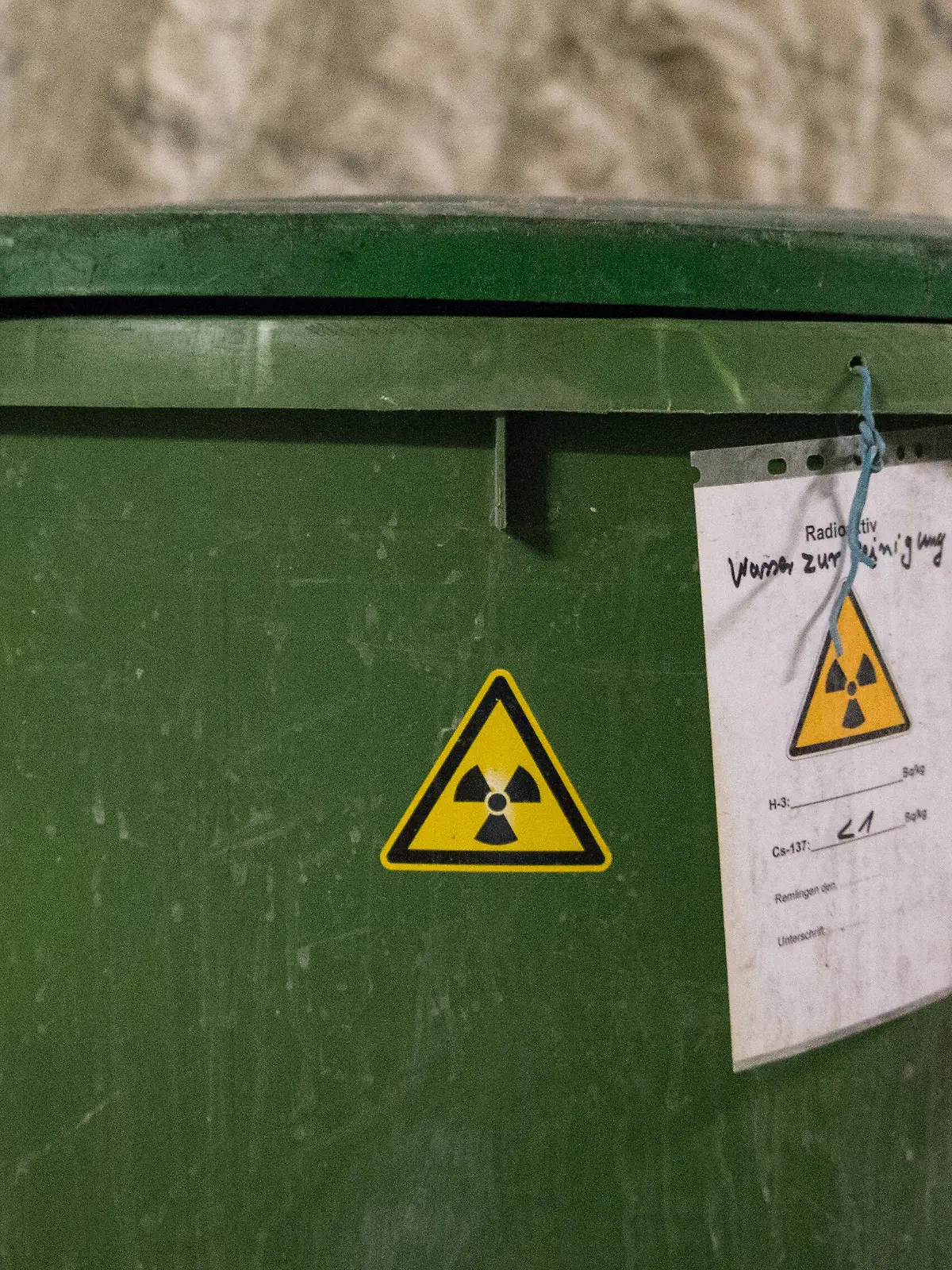 Ein Warnschild vor radioaktiver Strahlung hängt am 24.11.2014 im Atommülllager Asse bei Remlingen (Landkreis Wolfenbüttel) an einer Wassertonne. Bis die ersten Atom-Abfälle aus der Asse gebracht werden, dauert es noch rund 20 Jahre. Aus den verschlossenen Einlagerungskammern tritt immer wieder radioaktiv belastete Lauge aus. Foto: Ole Spata/dpa (zu dpa: «Atomlager Asse: Großbaustelle unter extremen Bedingungen» vom 01.01.2015)