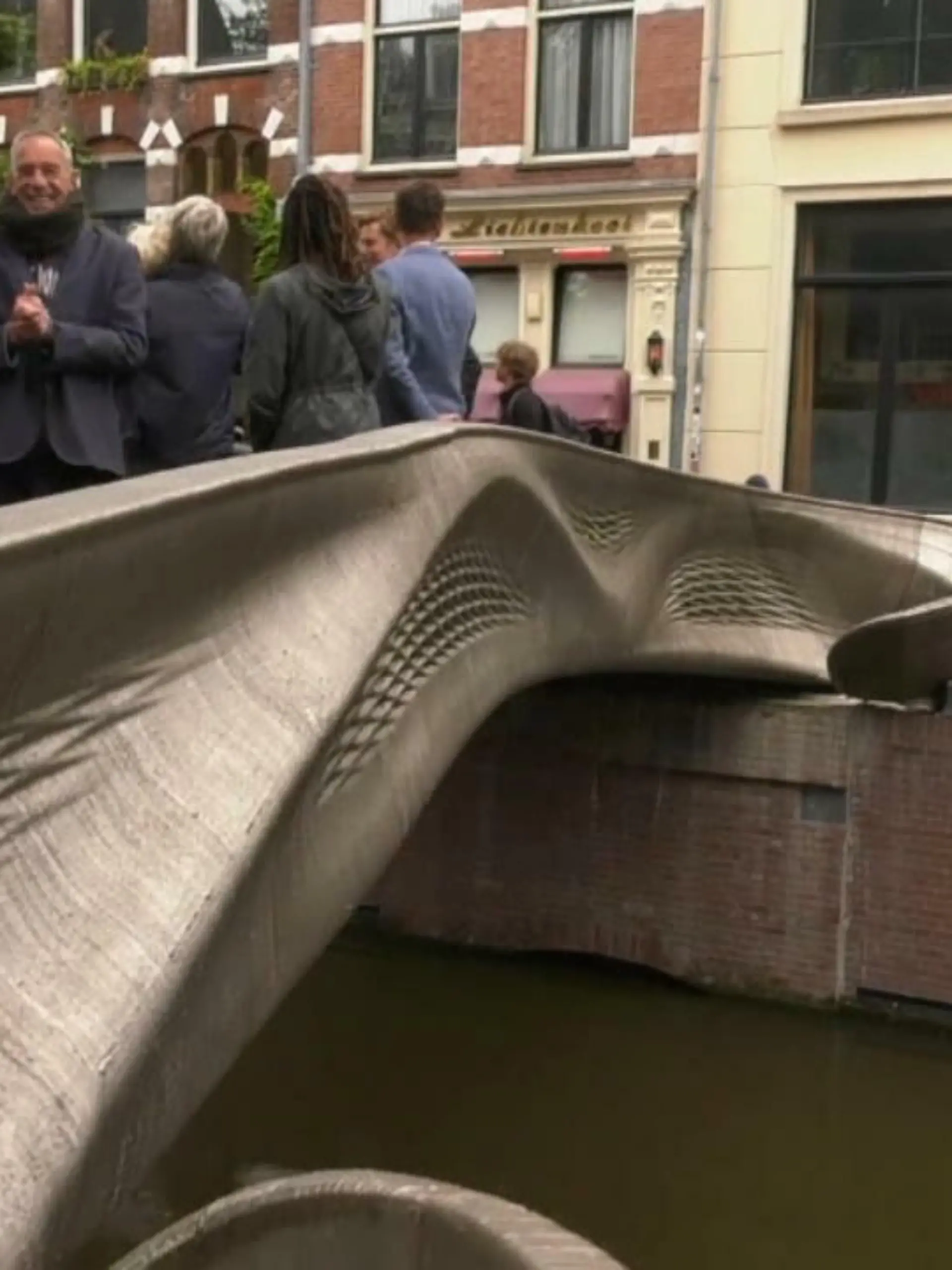 Bild zu: "Weltweit einzigartige Brücke eröffnet"