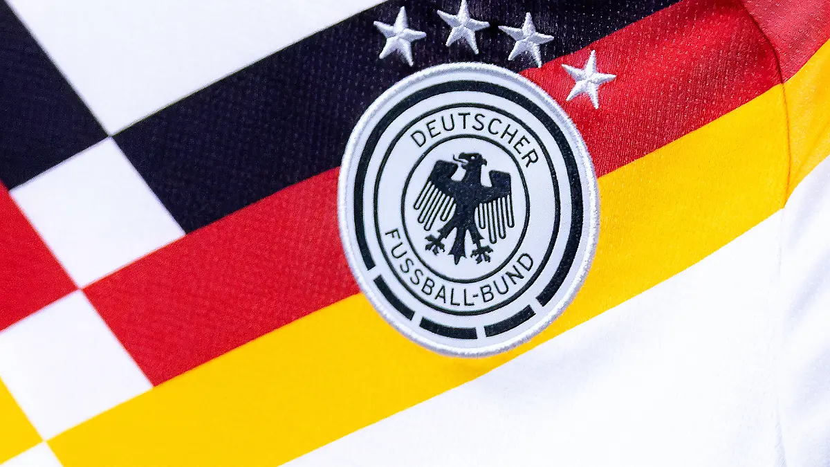 09.11.2025, Das neue Retro Look Heimtrikot der deutschen Fußball Nationalmannschaft in Nahaufnahme Nordrhein-Westfalen Deutschland *** 09 11 2025, The new retro look home jersey of the German national soccer team in close-up North Rhine-Westphalia Germany