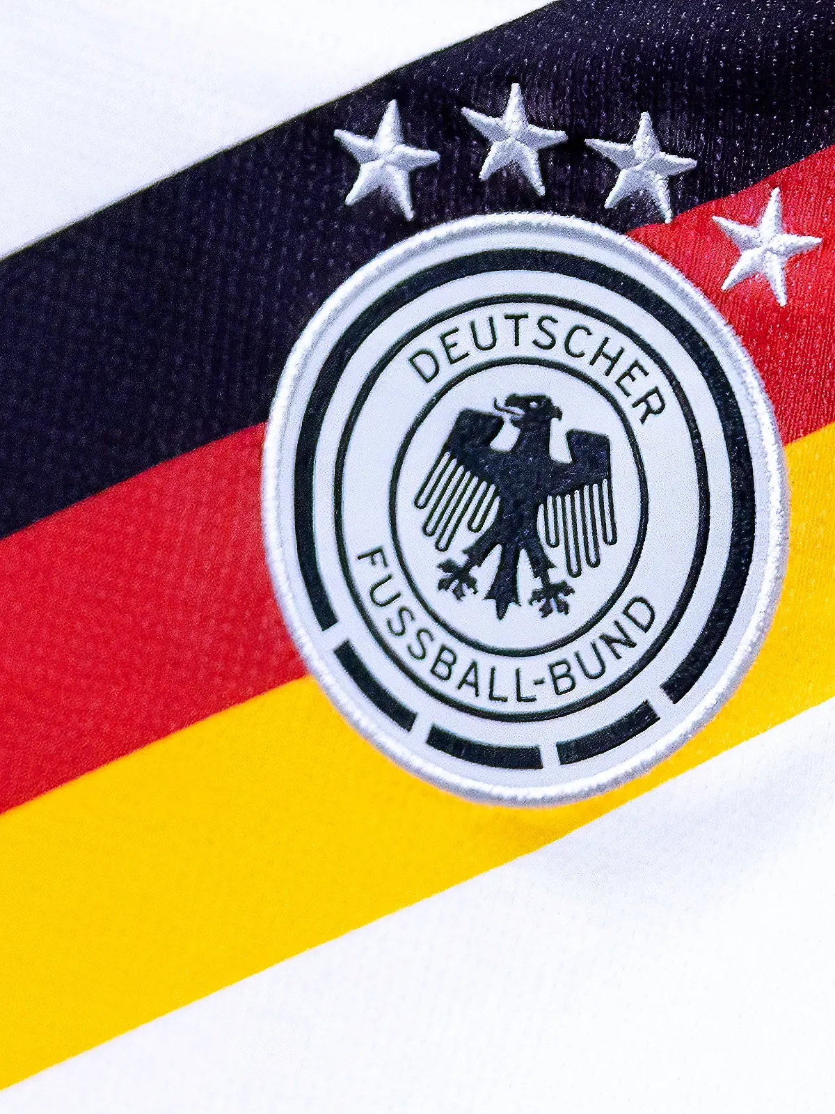 09.11.2025, Das neue Retro Look Heimtrikot der deutschen Fußball Nationalmannschaft in Nahaufnahme Nordrhein-Westfalen Deutschland *** 09 11 2025, The new retro look home jersey of the German national soccer team in close-up North Rhine-Westphalia Germany