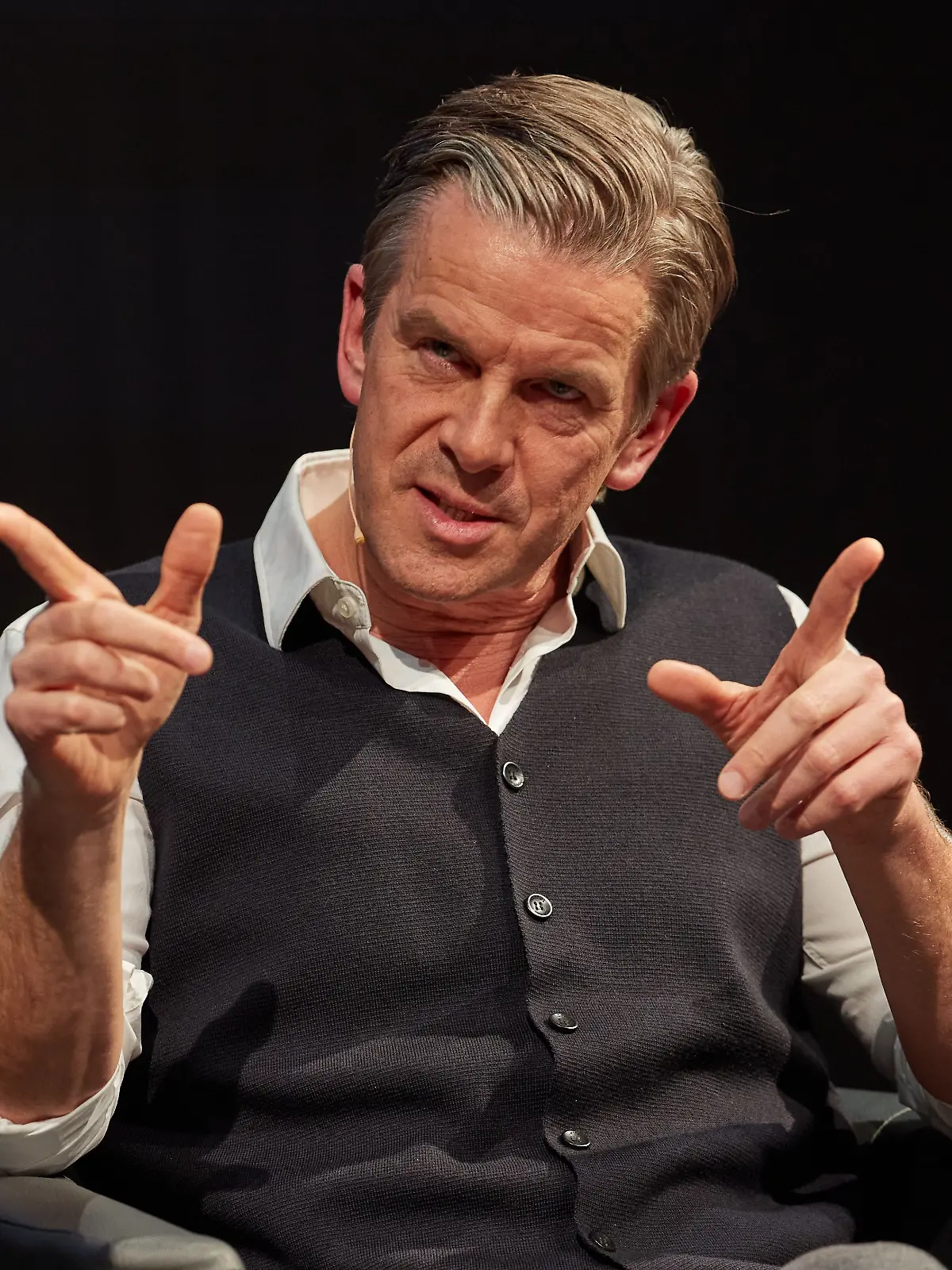 ARCHIV - 22.01.2023, Hamburg: Markus Lanz, Moderator, sitzt anlässlich des Buches über ihn auf der Bühne im Thalia Theater. (zu dpa: ««Nicht gut genug»: Markus Lanz spricht über Selbstzweifel»)