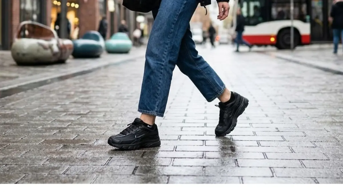 Der Nike Initiator in Schwarz ist der perfekte Allround-Sneaker – clean, sportlich und vielseitig kombinierbar.