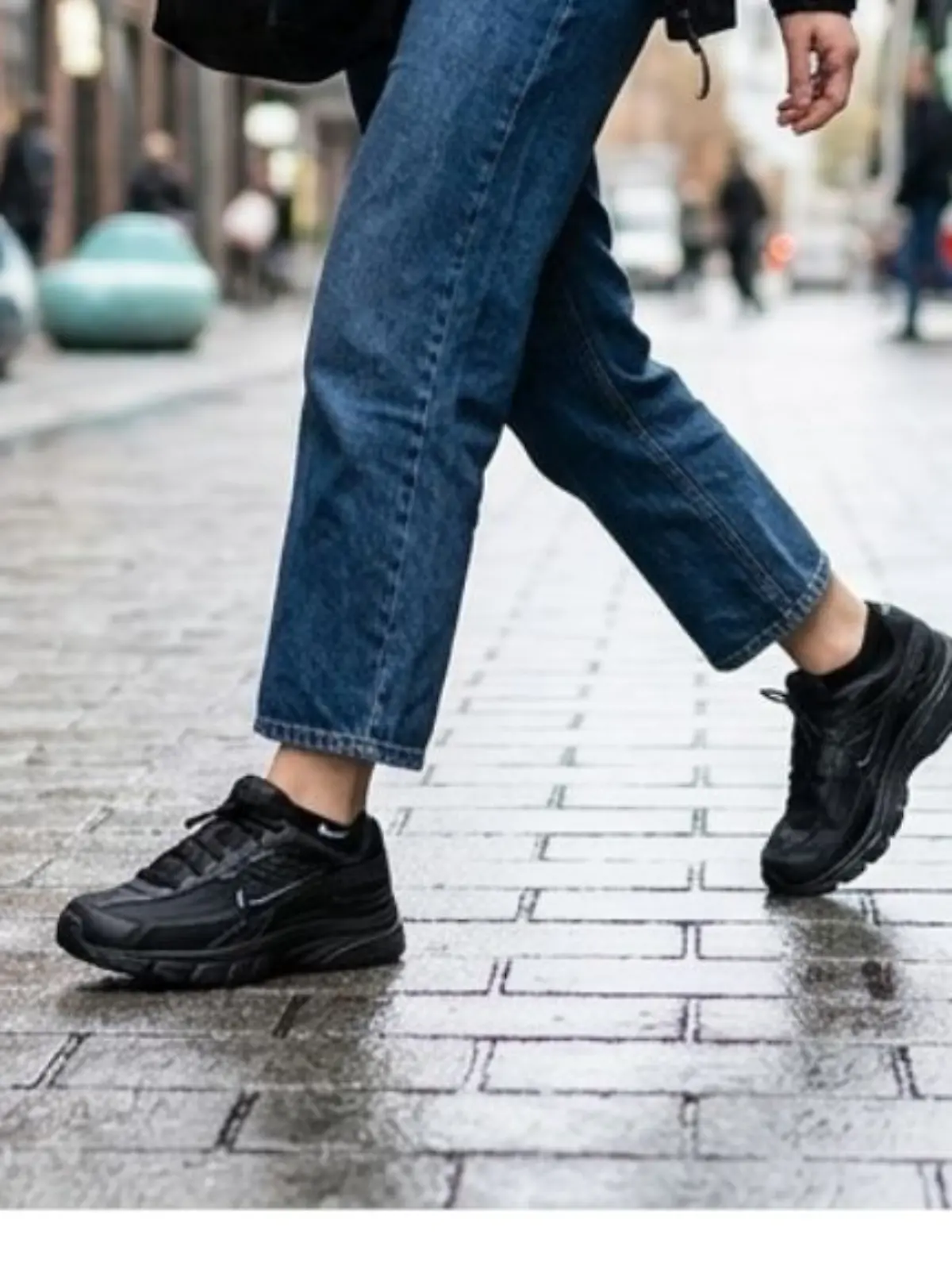 Der Nike Initiator in Schwarz ist der perfekte Allround-Sneaker – clean, sportlich und vielseitig kombinierbar.