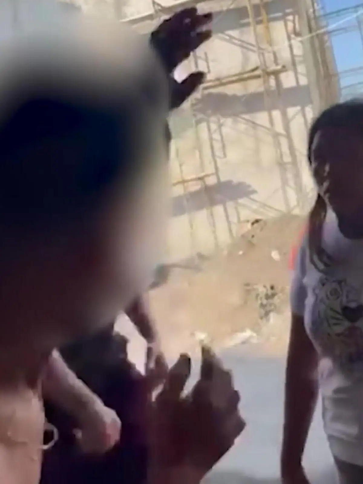 Bild zu: "Brutale Ohrfeige! Mann tickt komplett aus – weil Nachbarin DAS macht"