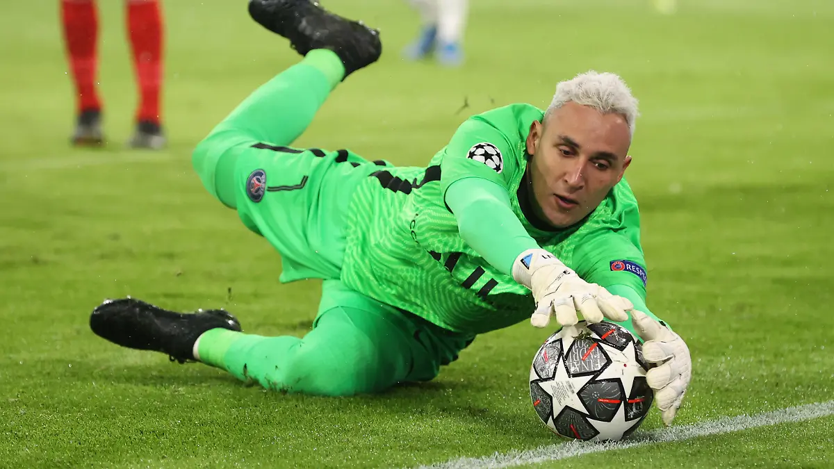 MUNICH, GERMANY - APRIL 07: Keylor Navas of Paris Saint-Germain stretches to keep the ball in play during the UEFA Champions League Quarter Final match between FC Bayern Munich and Paris Saint-Germain at Allianz Arena on April 07, 2021 in Munich, Germany. Sporting stadiums around Germany remain under strict restrictions due to the Coronavirus Pandemic as Government social distancing laws prohibit fans inside venues resulting in games being played behind closed doors. (Photo by Alexander Hassenstein/Getty Images)
