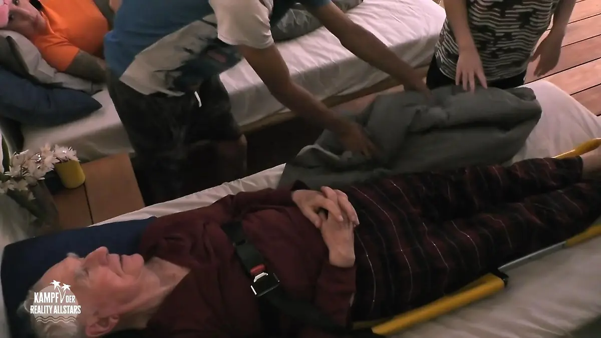 Frédéric von Anhalt bricht im „Kampf der RealityAllstars”-Schlafsaal plötzlich zusammen Sorge um den Prinzen