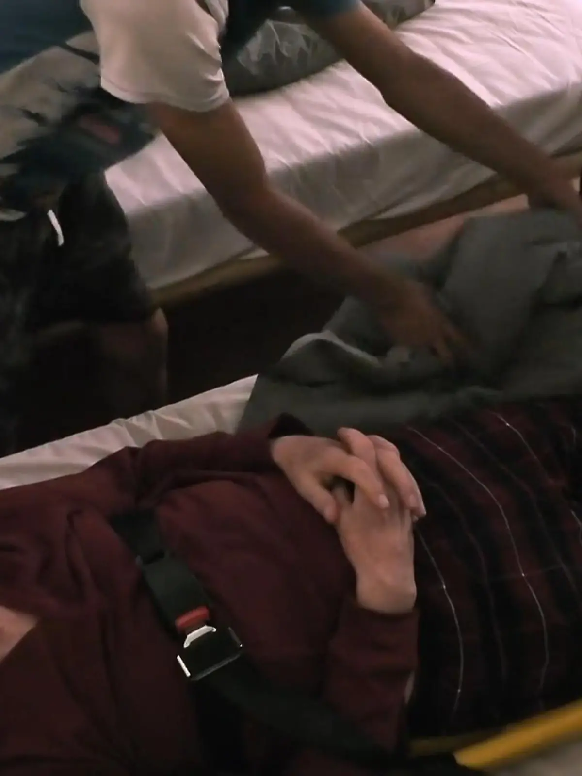 Bild zu: "Frédéric von Anhalt bricht im „Kampf der RealityAllstars”-Schlafsaal plötzlich zusammen"