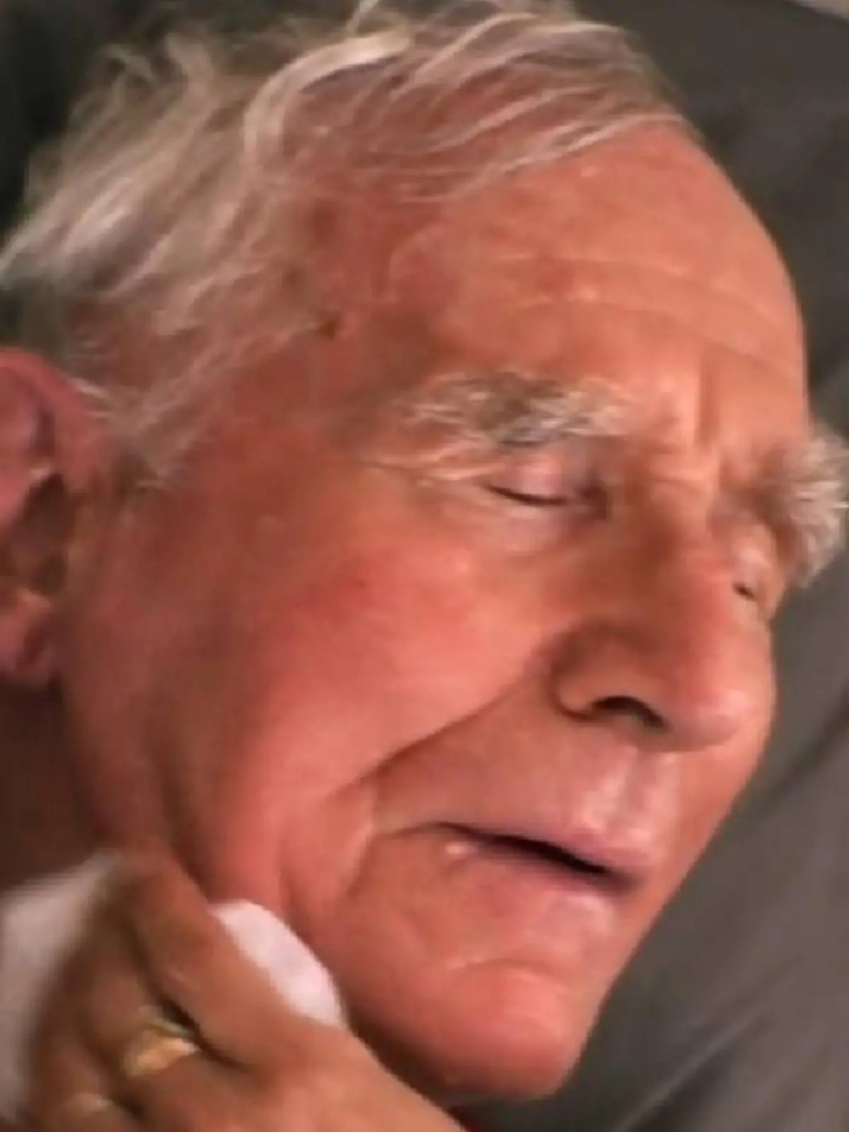 Frédéric von Anhalt bricht im „Kampf der RealityAllstars”-Schlafsaal plötzlich zusammen