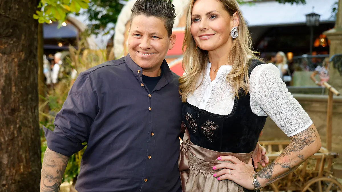 Kerstin Ott mit Ehefrau Karolina Köppen bei der Ankunft zur ProSieben TV Show 'HeidiFest by Heidi Klum' im Hofbräuhaus München. München, 18.09.2025