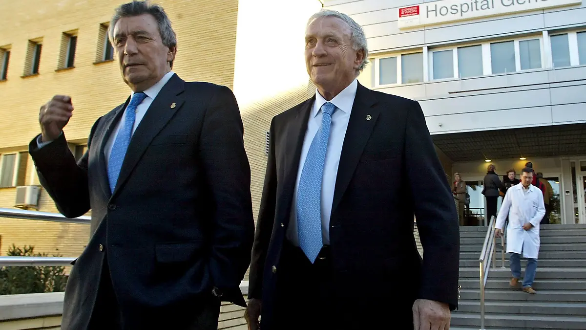 José Santamaría (r), hier mit Enrique Perez, war eine Club-Legende bei Real Madrid. (Archivbild)