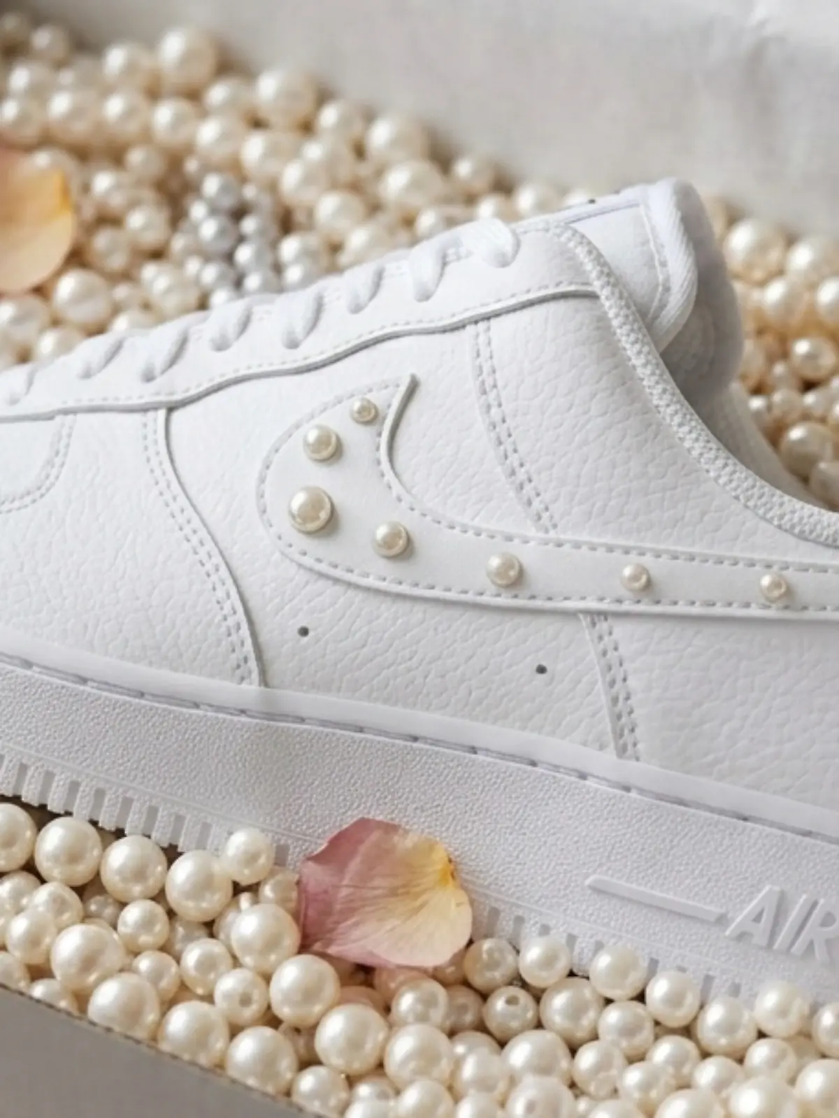 Der Nike Air Force 1 ‘07 liegt in einem Schuhkarton voll Perlen.