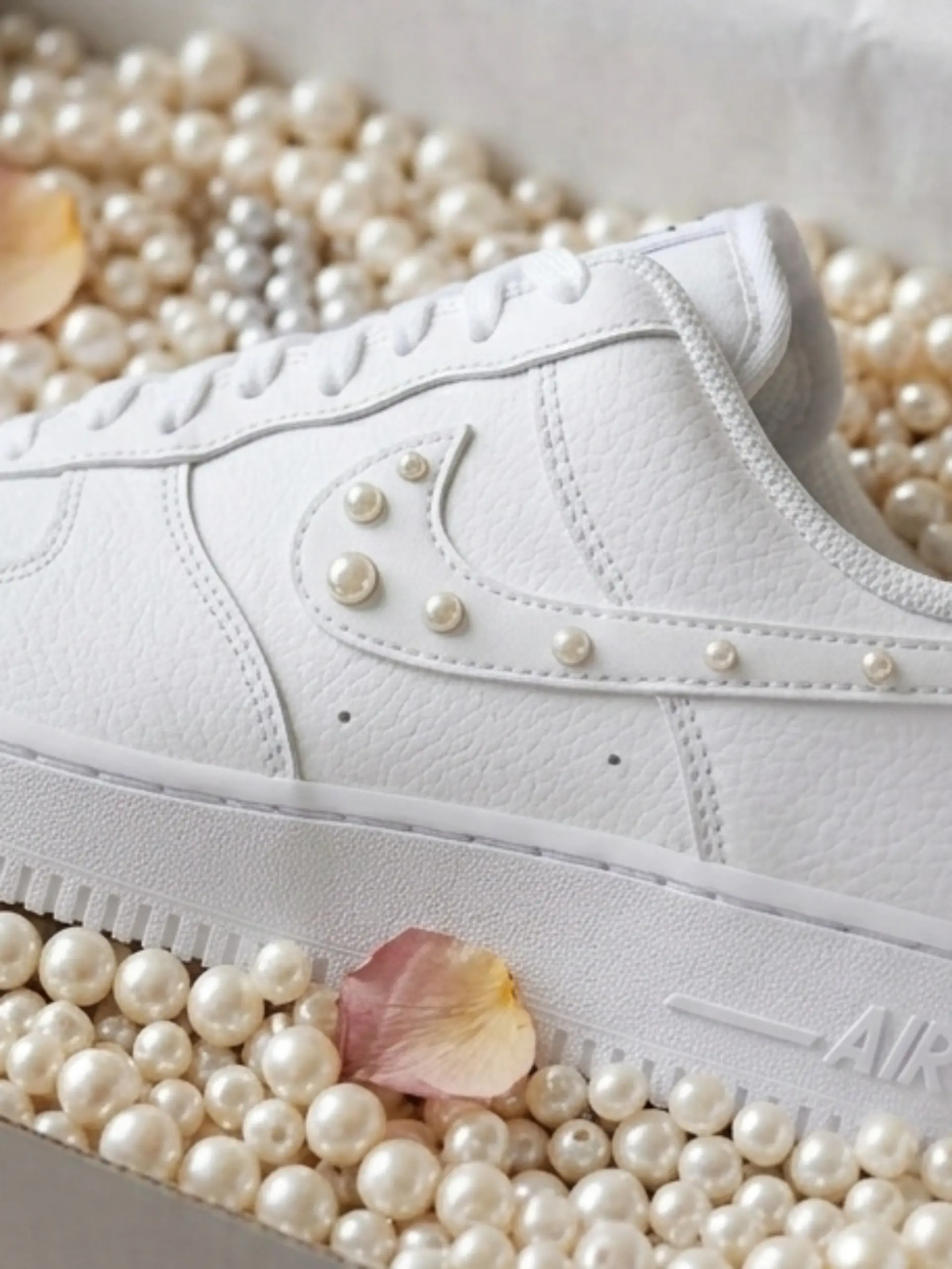 Der Nike Air Force 1 ‘07 liegt in einem Schuhkarton voll Perlen.