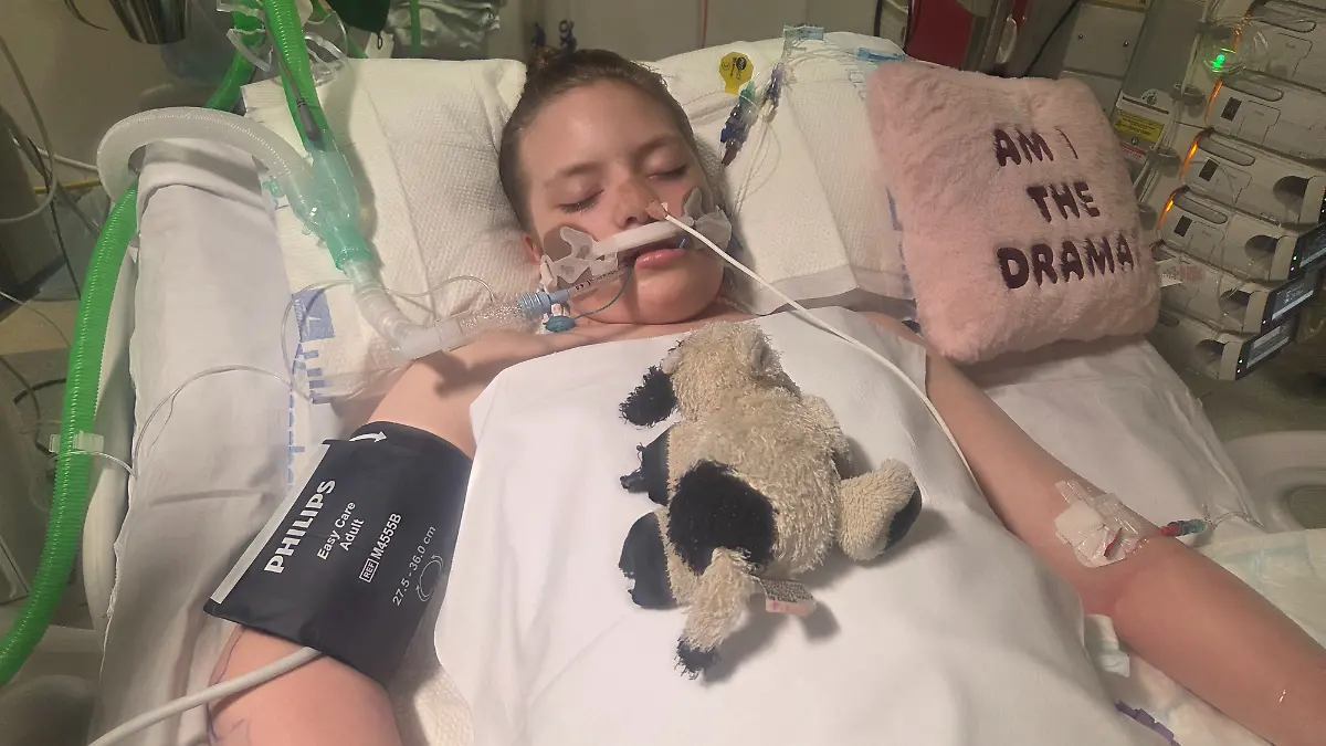 Die Ärzte hielten die Symptome der Dreizehnjährigen zunächst für einen Magen-Darm-Infekt, einen Monat später wurde sie jedoch in ein künstliches Koma versetzt.