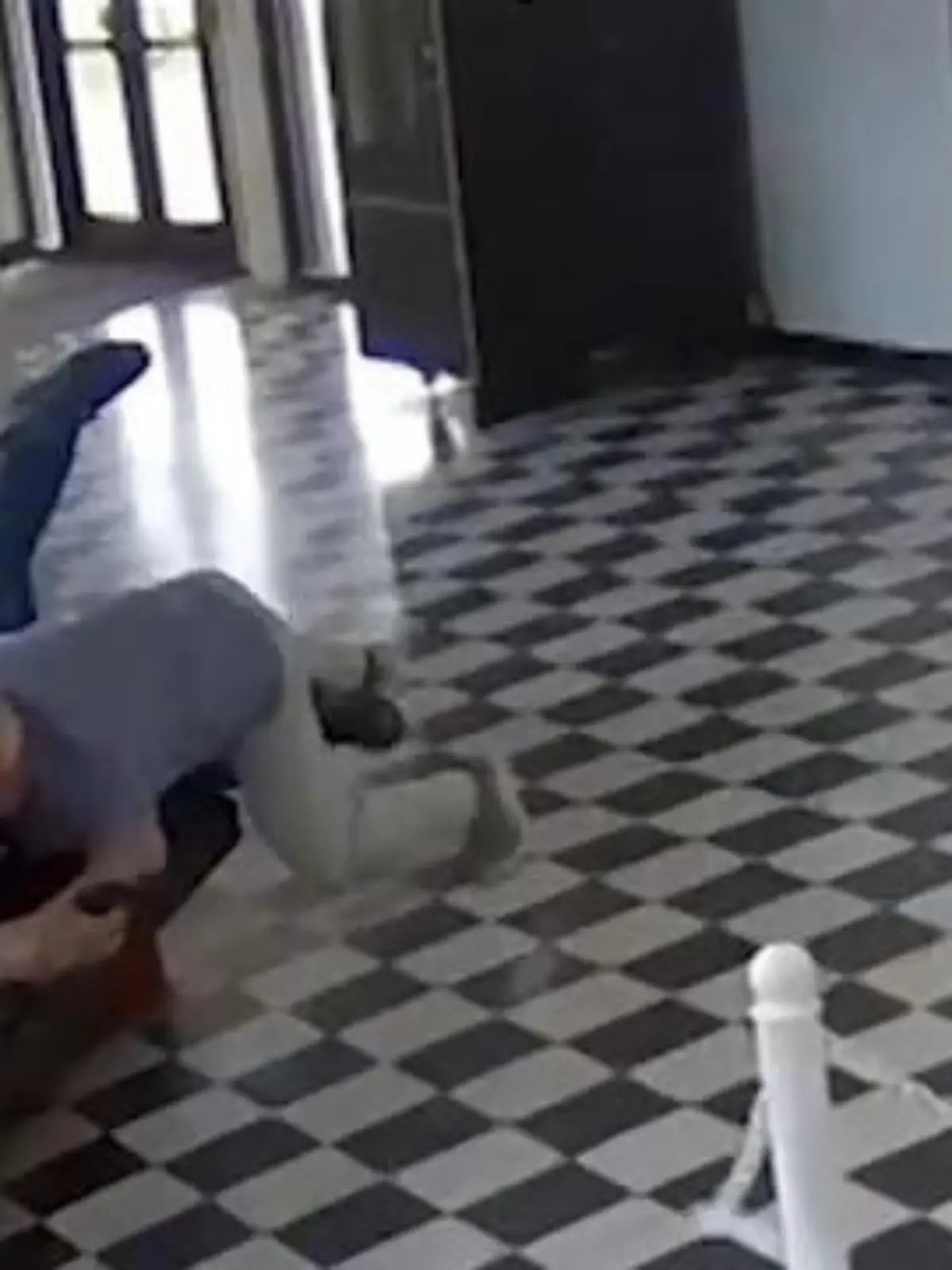 Bild zu: "Direktor wirft sich vor Attentäter! Lehrer rettet Schüler – und wird selbst angeschossen"