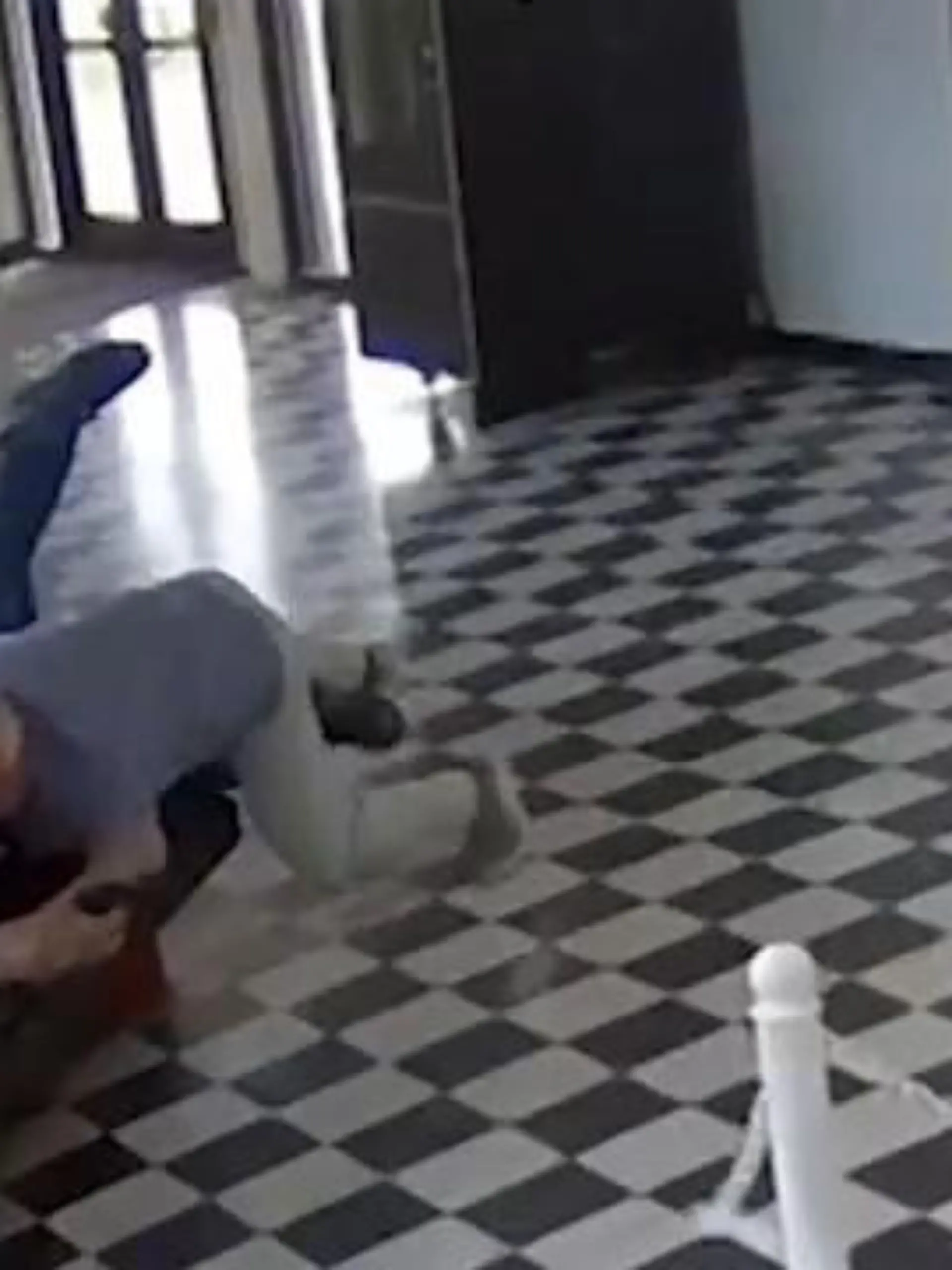 Bild zu: "Direktor wirft sich vor Attentäter! Lehrer rettet Schüler – und wird selbst angeschossen"
