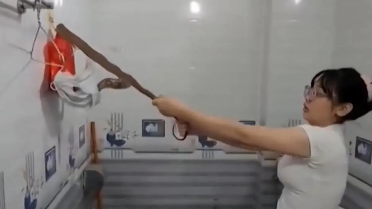 Horror im Höschen! Schlange überrascht Frau – sie reagiert völlig absurd Reptil-Schock in Vietnam