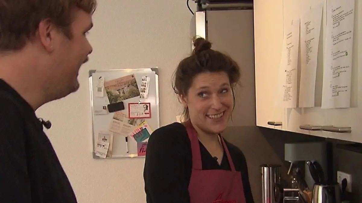 Johannes und Angelika in der Küche, sie mit den Händen in einer Teig-Schüssel.