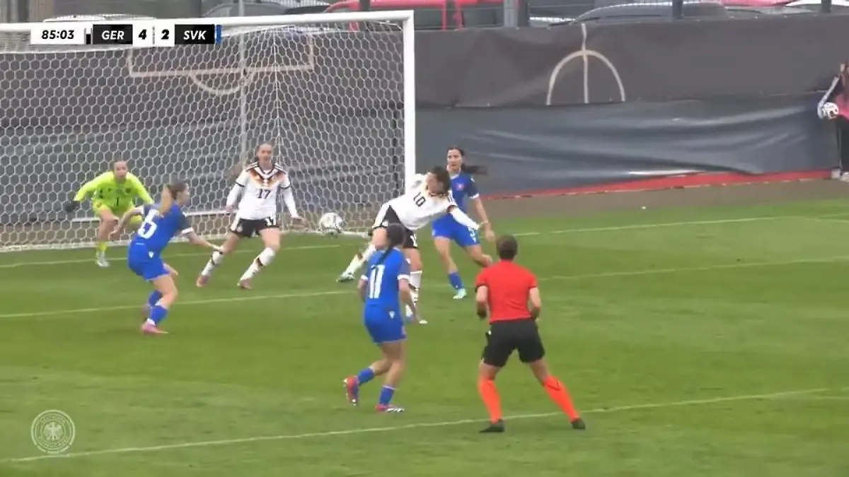 Zaubertor mit der Hacke! Wie krass macht die den denn bitte rein?! Irres Tor von U19-Nationalspielerin