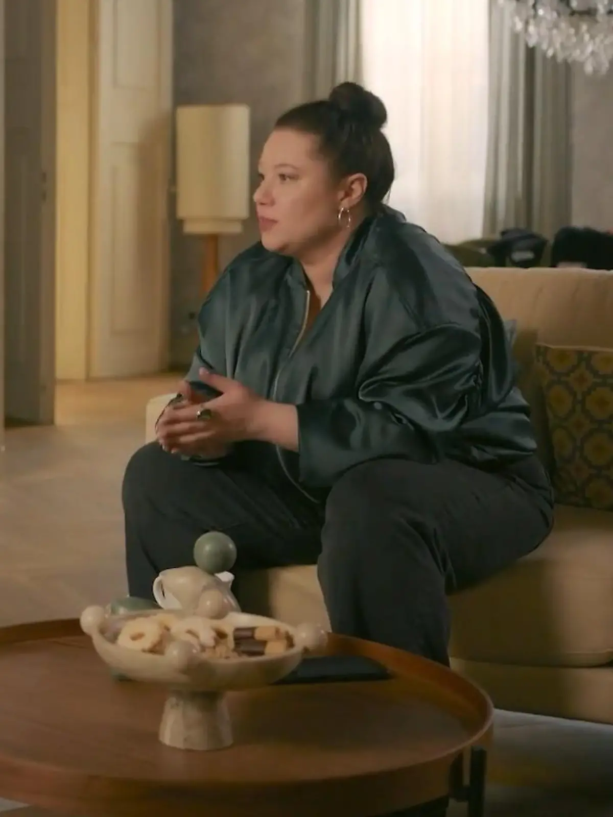 Bild zu: "Vanessa erklärt Richard, wie sie ihm helfen will"