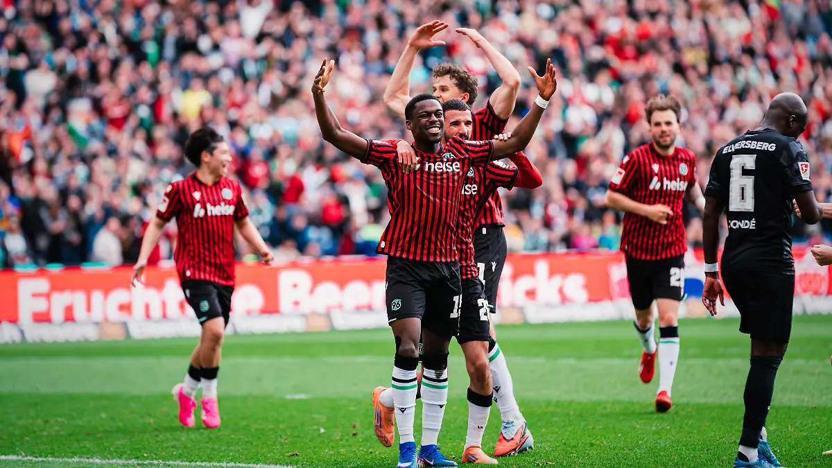 Jubelt Noel Aseko Nkili wieder? Das Topspiel der 2. Bundesliga Hannover 96 gegen den SC Paderborn läuft LIVE bei NITRO im TV