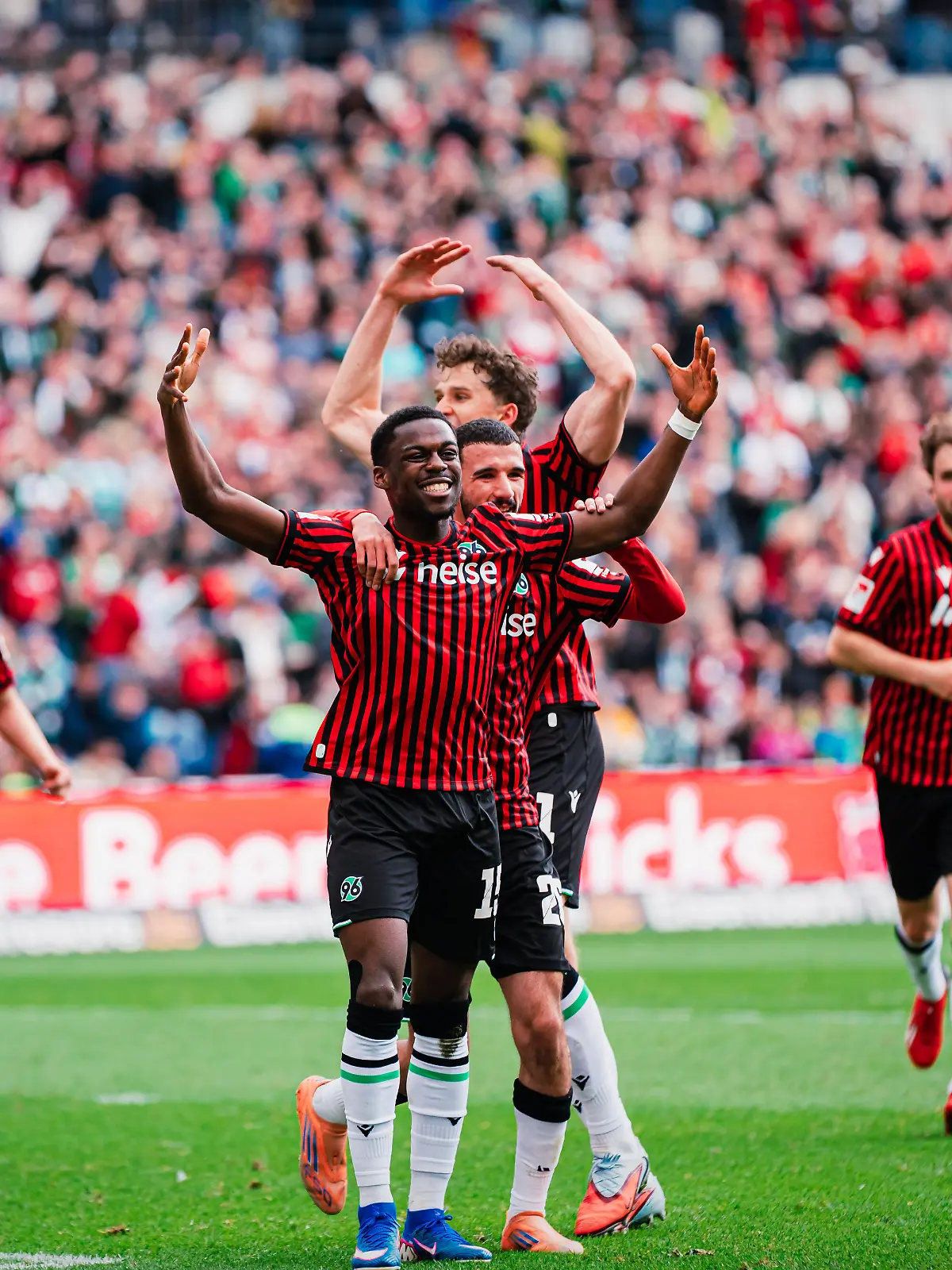 Jubelt Noel Aseko Nkili wieder? Das Topspiel der 2. Bundesliga Hannover 96 gegen den SC Paderborn läuft LIVE bei NITRO im TV