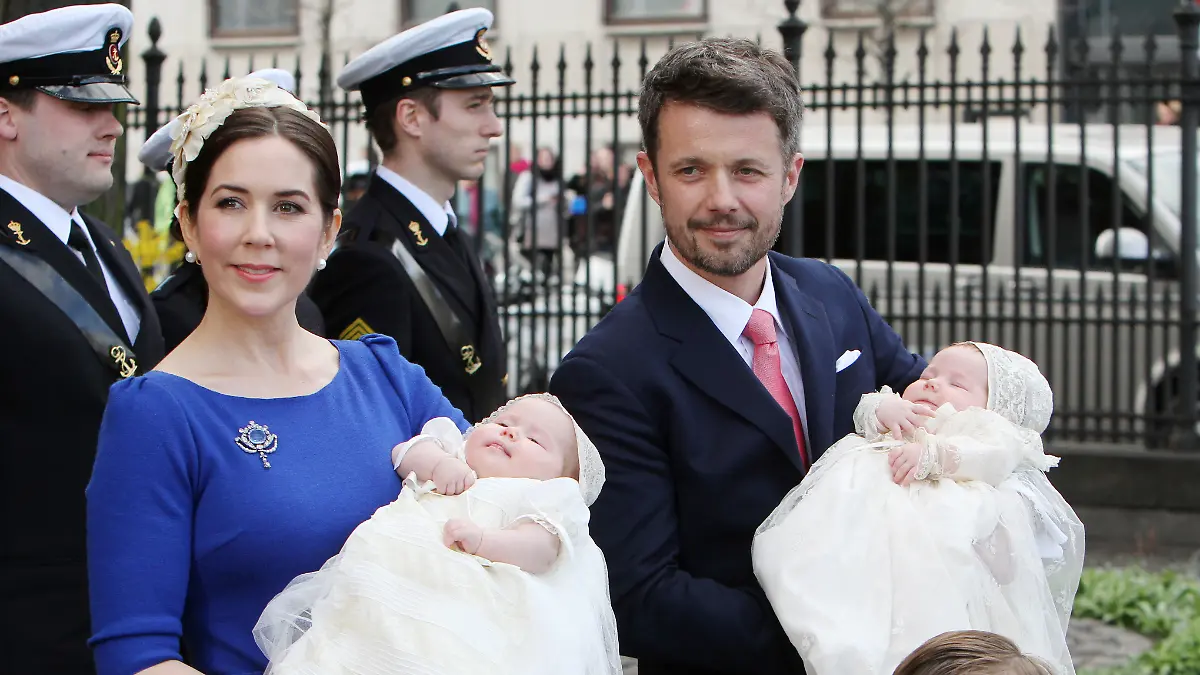 Königin Mary und König Frederik mit den Zwillingen bei der Taufe im April 2011