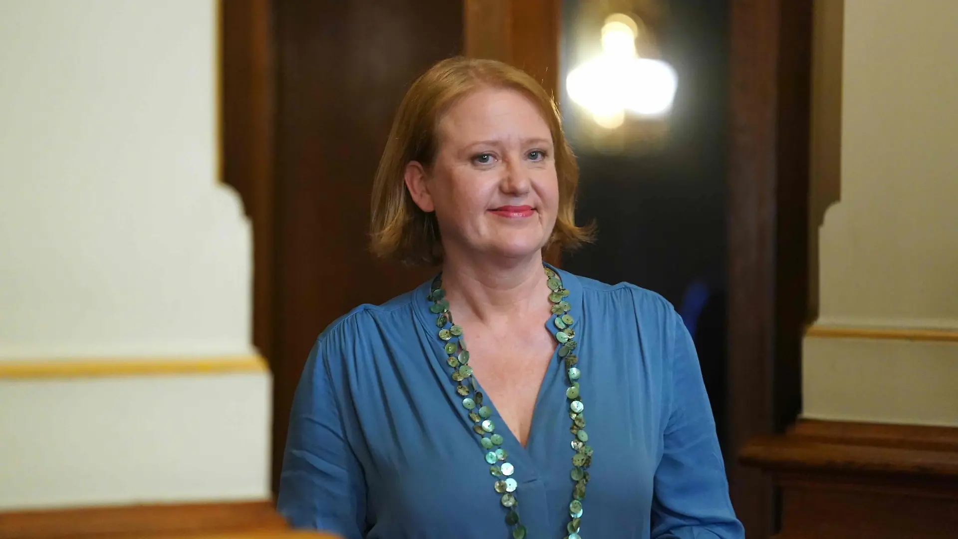 14.04.2023, Hamburg: Lisa Paus (Bündnis 90/Die Grünen), Bundesministerin für Familie, Senioren, Frauen und Jugend, geht nach ihrer Zeugenaussage vor dem parlamentarischen Untersuchungsausschuss (PUA) «Cum-Ex-Steuergeldaffäre» der Hamburgischen Bürgerschaft aus dem Plenum im Rathaus. Der Untersuchungsausschuss befragt Zeugen aus dem Bundestagsfinanzausschuss. Foto: Marcus Brandt/dpa +++ dpa-Bildfunk +++