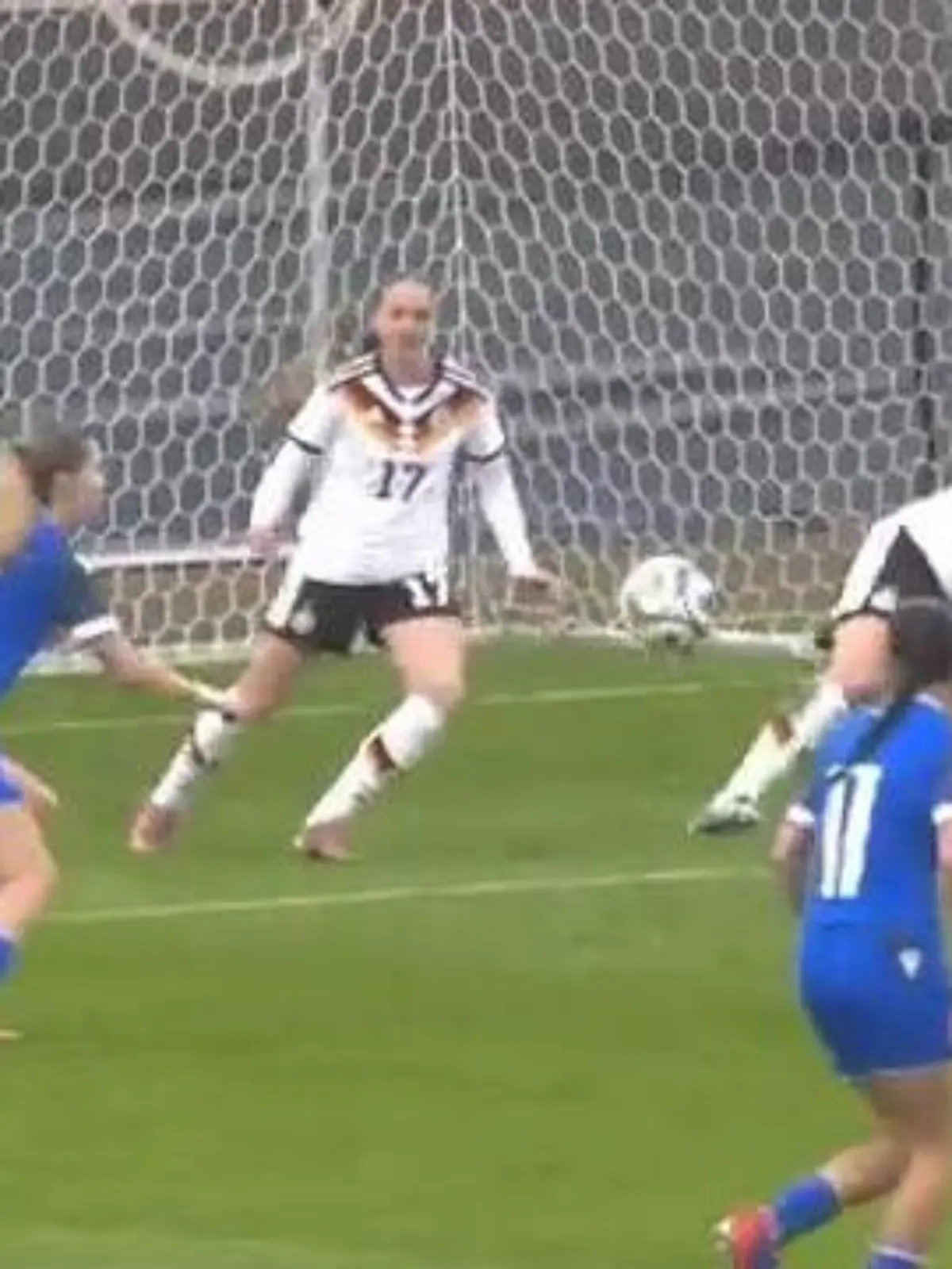 Bild zu: "Lionel Messi lässt grüßen! Sensations-Tor von DFB-Nachwuchskickerin"