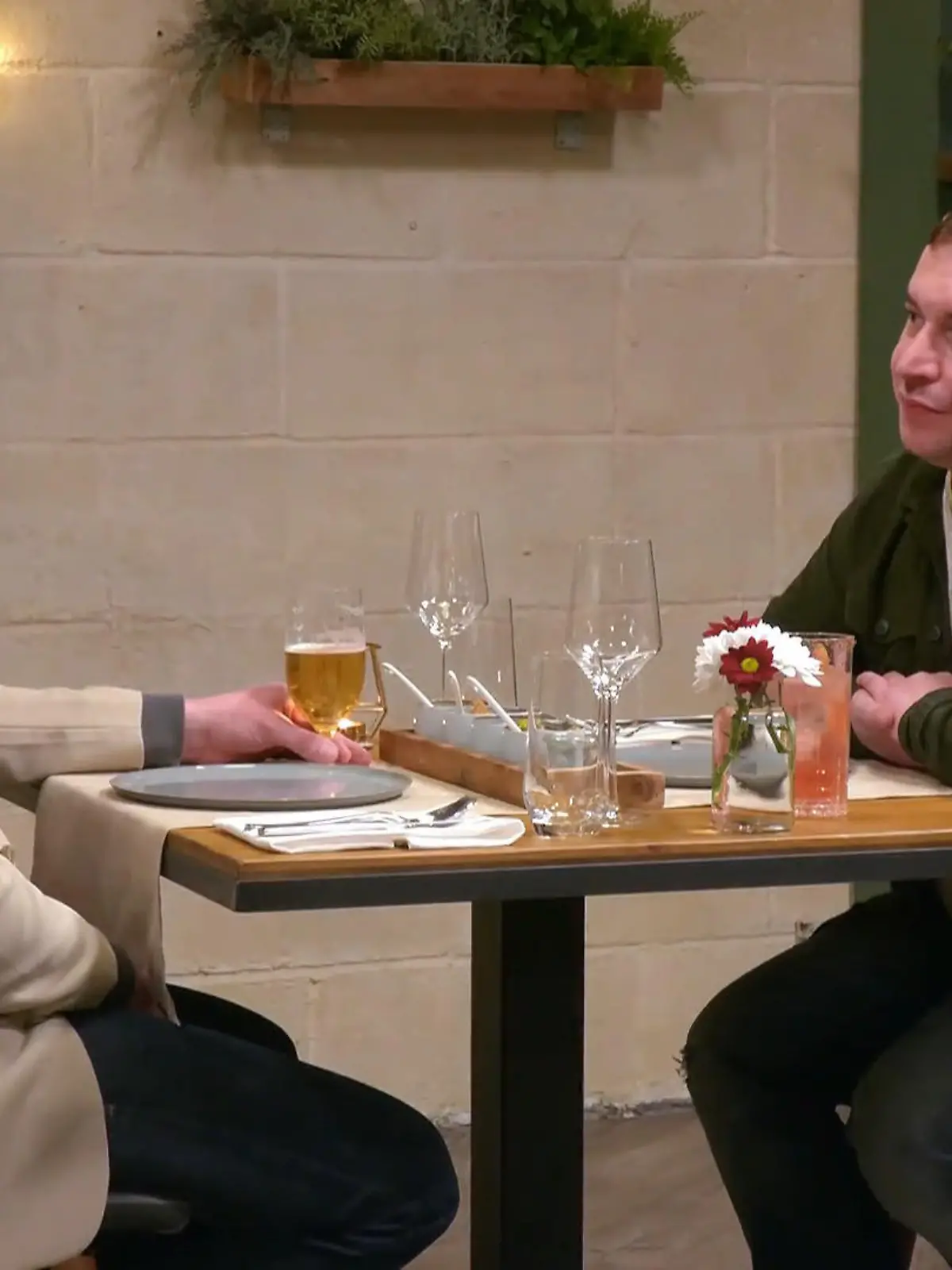 Bild zu: "Denny irritiert Axel mit seiner Coming-Out-Geschichte"