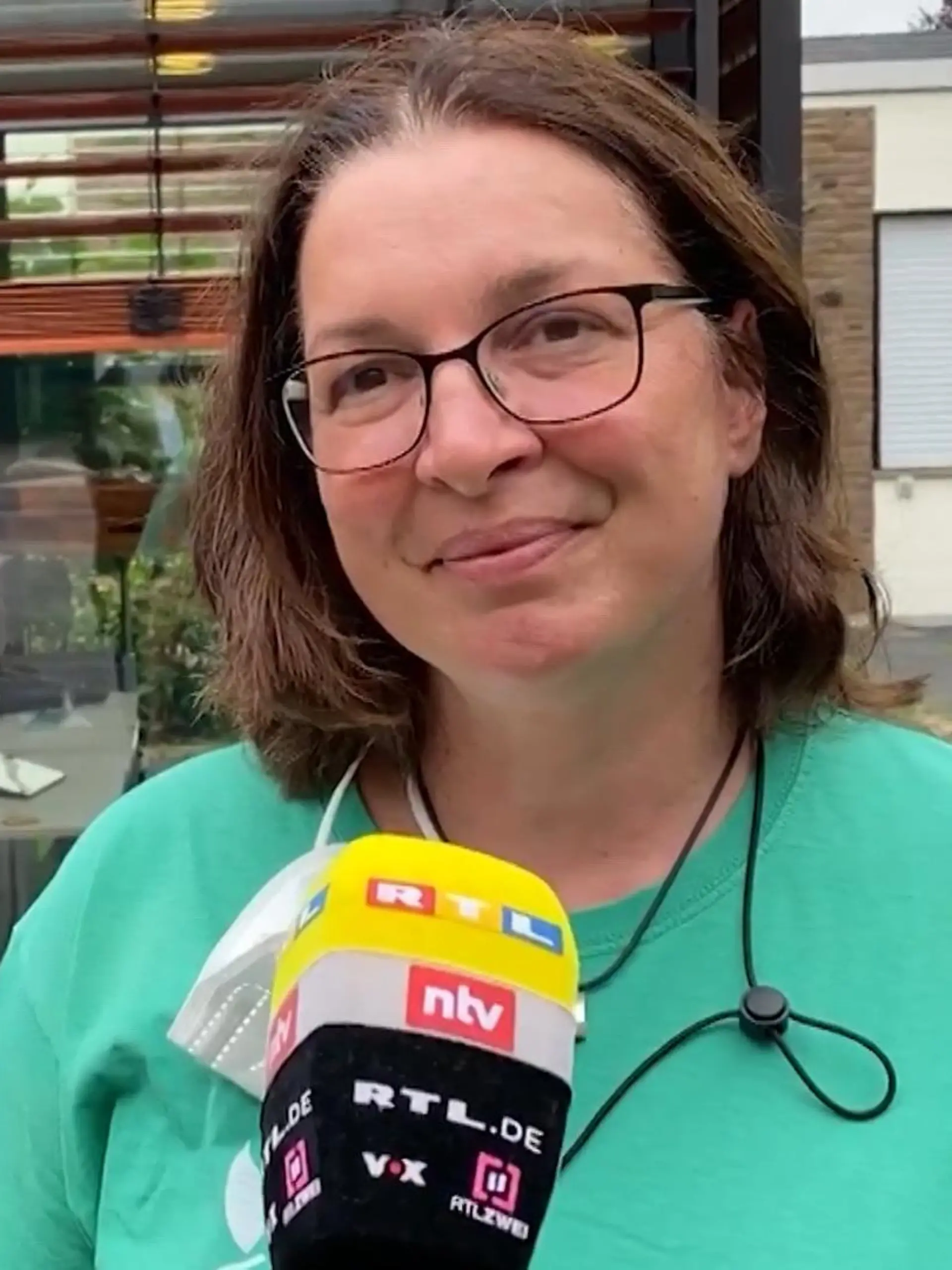 Der Westen Deutschlands wurde in den vergangenen Tagen in großen Teilen von schweren Unwettern heimgesucht. Das Leid der Menschen ist groß, auch im nordrhein-westfälischen Erftstadt. Dort trotzen die Einwohner der Katastrophe allerdings gemeinsam. Unter der Regie von Jessica Schwarz haben sich in der Stadt jede Menge helfende Hände zusammengefunden.