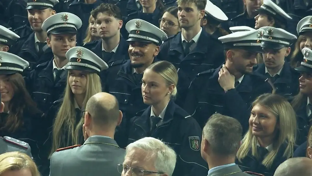 Vereidigungsfeier für Polizeianwärter Mehr als 3.000 Nachwuchskräfte