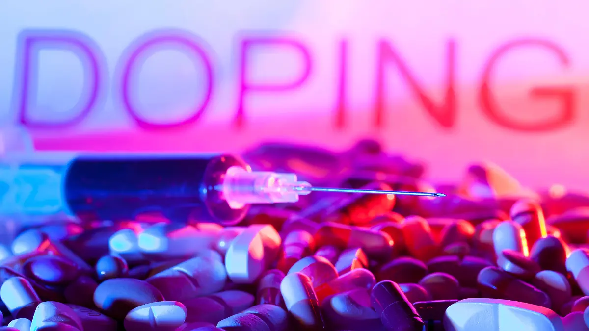 DEU/Deutschland/Brandenburg/ILLUSTRATION: Doping, 05.08.2013, Eine Spitze und verschiedene Tabletten liegen auf einem Tisch vor dem Schriftzug "Doping". **Foto: Andreas Franke**