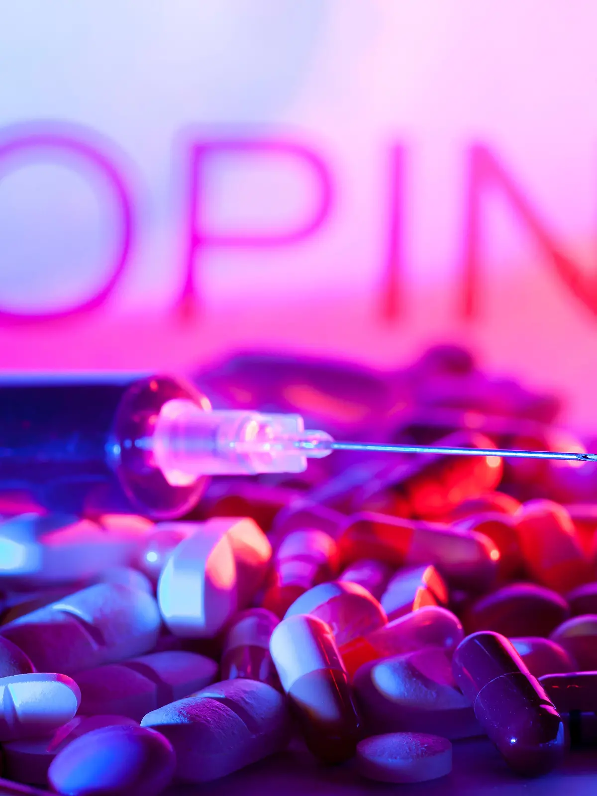 DEU/Deutschland/Brandenburg/ILLUSTRATION: Doping, 05.08.2013, Eine Spitze und verschiedene Tabletten liegen auf einem Tisch vor dem Schriftzug "Doping". **Foto: Andreas Franke**