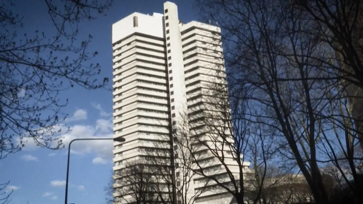 Streit im Hotelzimmer endet tödlich. Mordprozess um Sturz aus 22. Stock beginnt Frau fällt aus 22. Stock von Luxushotel