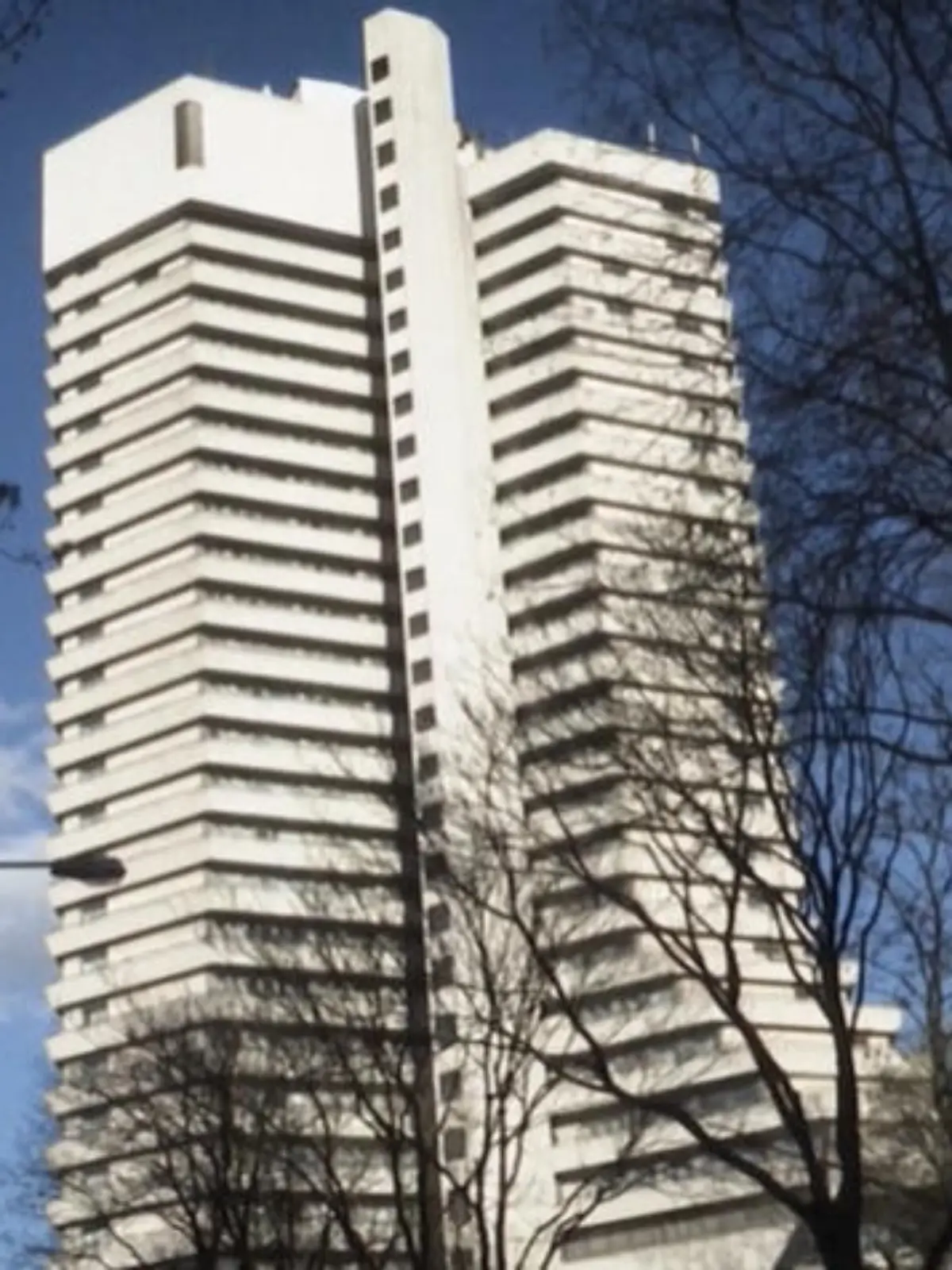 Bild zu: "Streit im Hotelzimmer endet tödlich. Mordprozess um Sturz aus 22. Stock beginnt"