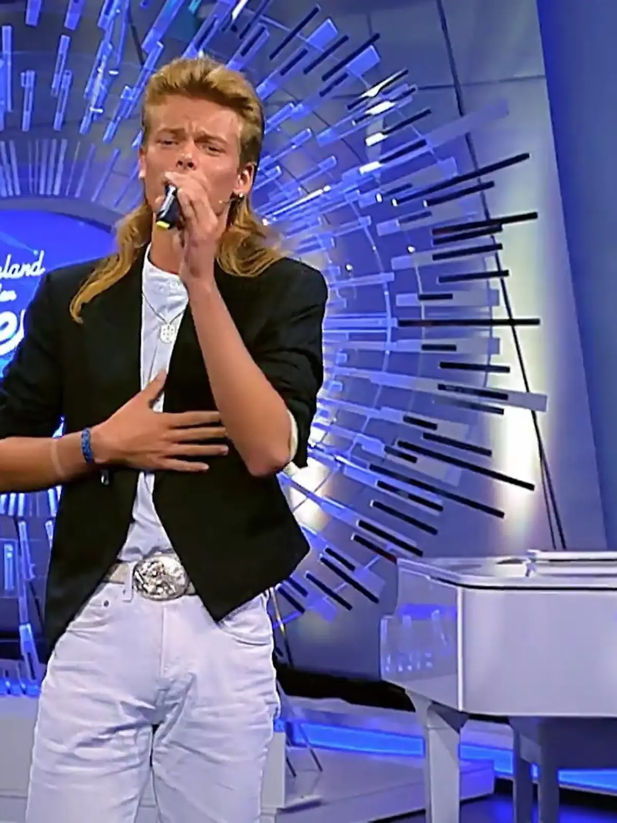 Bild zu: "Kandidat Evan Schuy begeistert die DSDS-Jury nicht nur mit seinem Outfit"