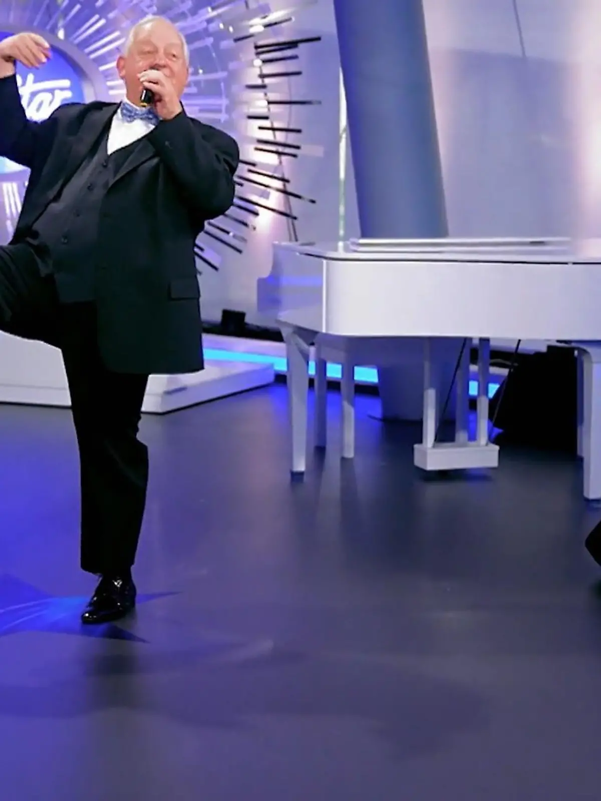 Bild zu: "DSDS-Kandidat Horst Freckmann (58) schwingt bei seinem Auftritt das Tanzbein"