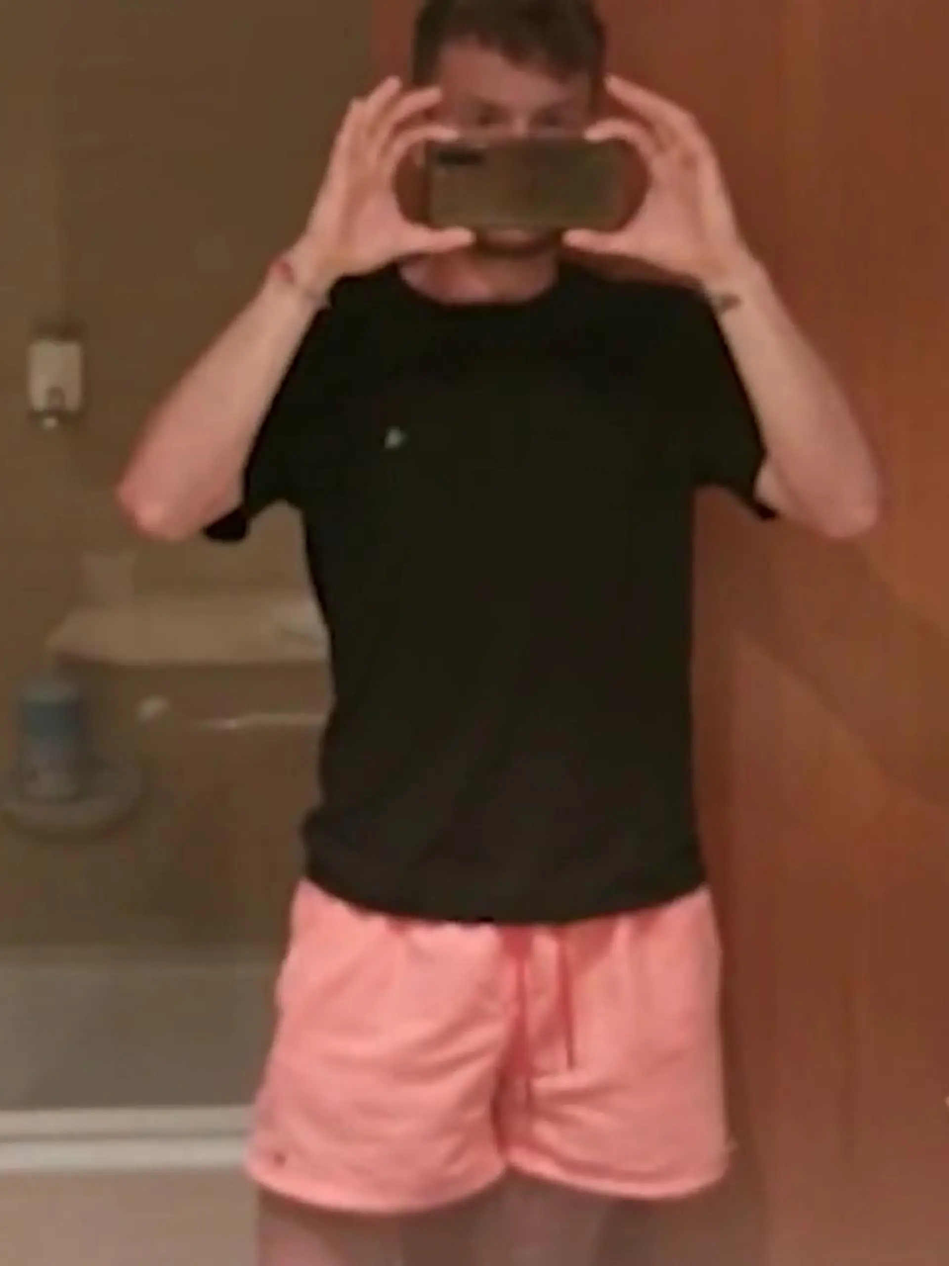 Dass sein Sommerurlaub so ausgeht, damit hätte Adrian Busch nie gerechnet. Während seine Freunde nach Deutschland fliegen dürfen, sitzt er wegen eines positiven Testergebnisses auf Mallorca fest.