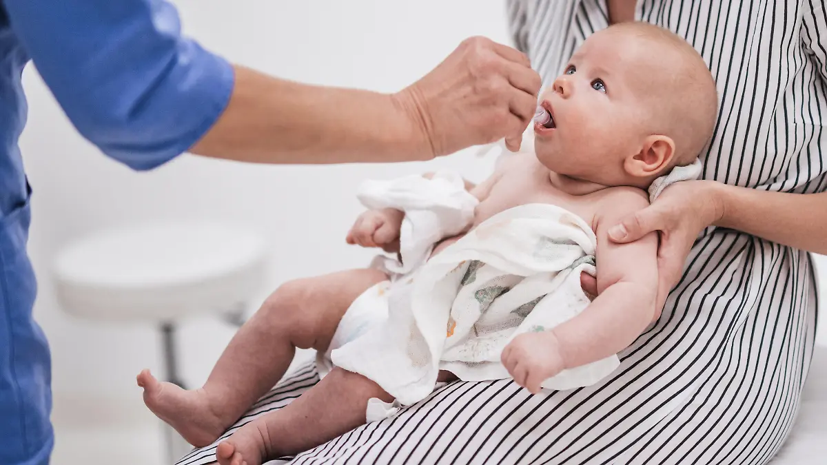 Da es kein Medikament gegen das tückische Virus gibt, ist die rechtzeitige Schluckimpfung für Babys und Kleinkinder laut Experten der wichtigste Schutz. (Symbolbild)