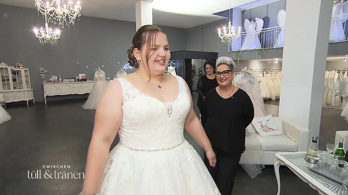 Kann ausgerechnet dieses Spitzenkleid Anna-Lenas Mutter überzeugen? Brautmama muss weinen