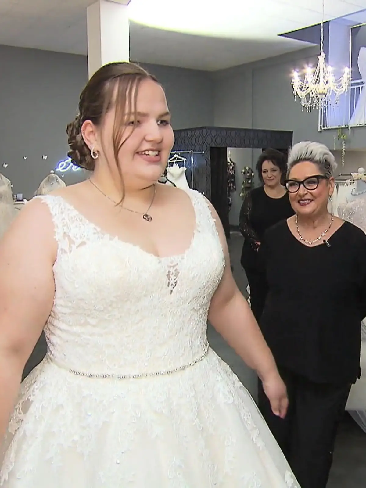 Bild zu: "Kann ausgerechnet dieses Spitzenkleid Anna-Lenas Mutter überzeugen?"