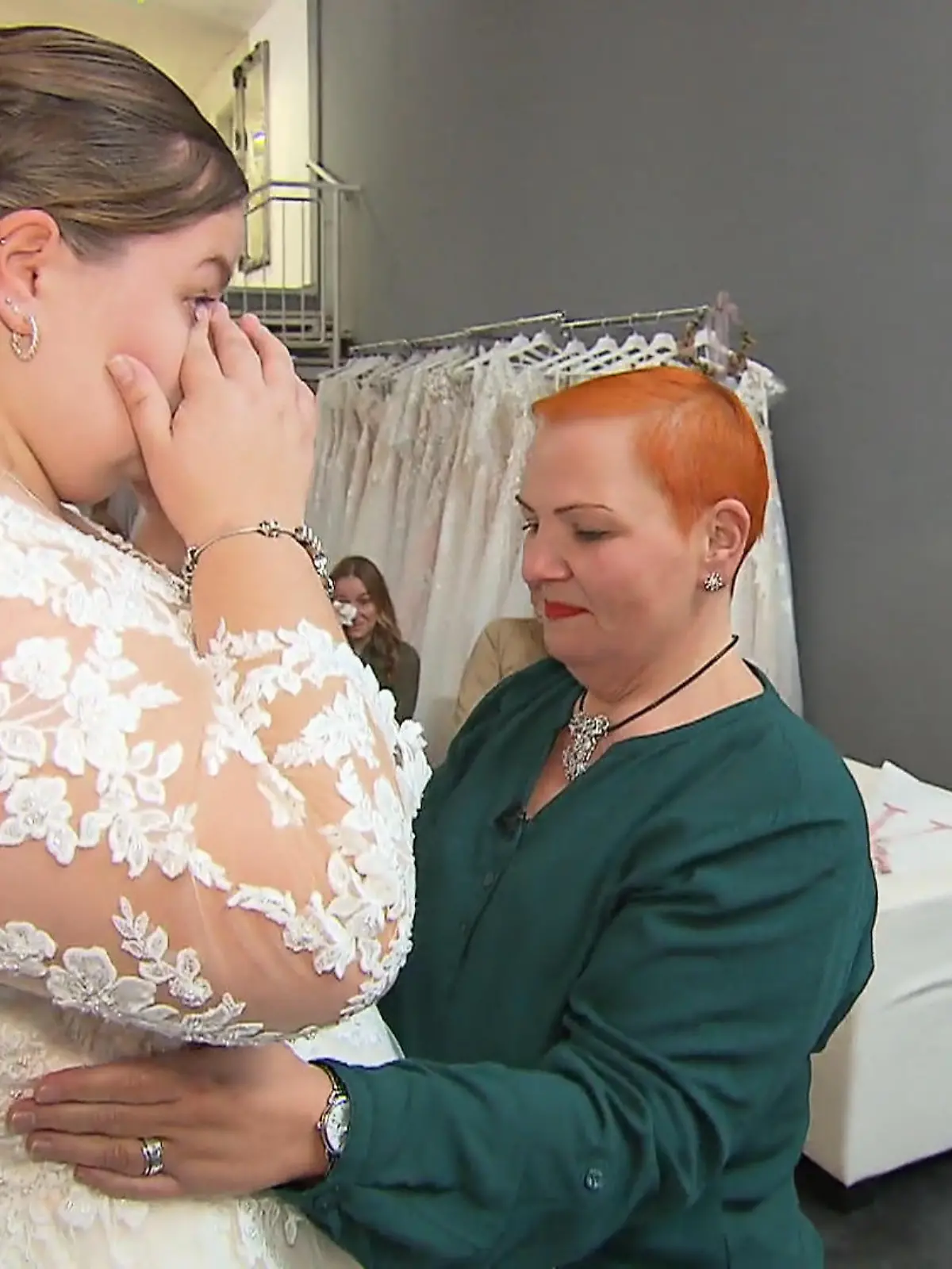 Bild zu: "Kann Anna-Lenas Traumkleid endlich Braut und Begleitung gleichermaßen packen?"