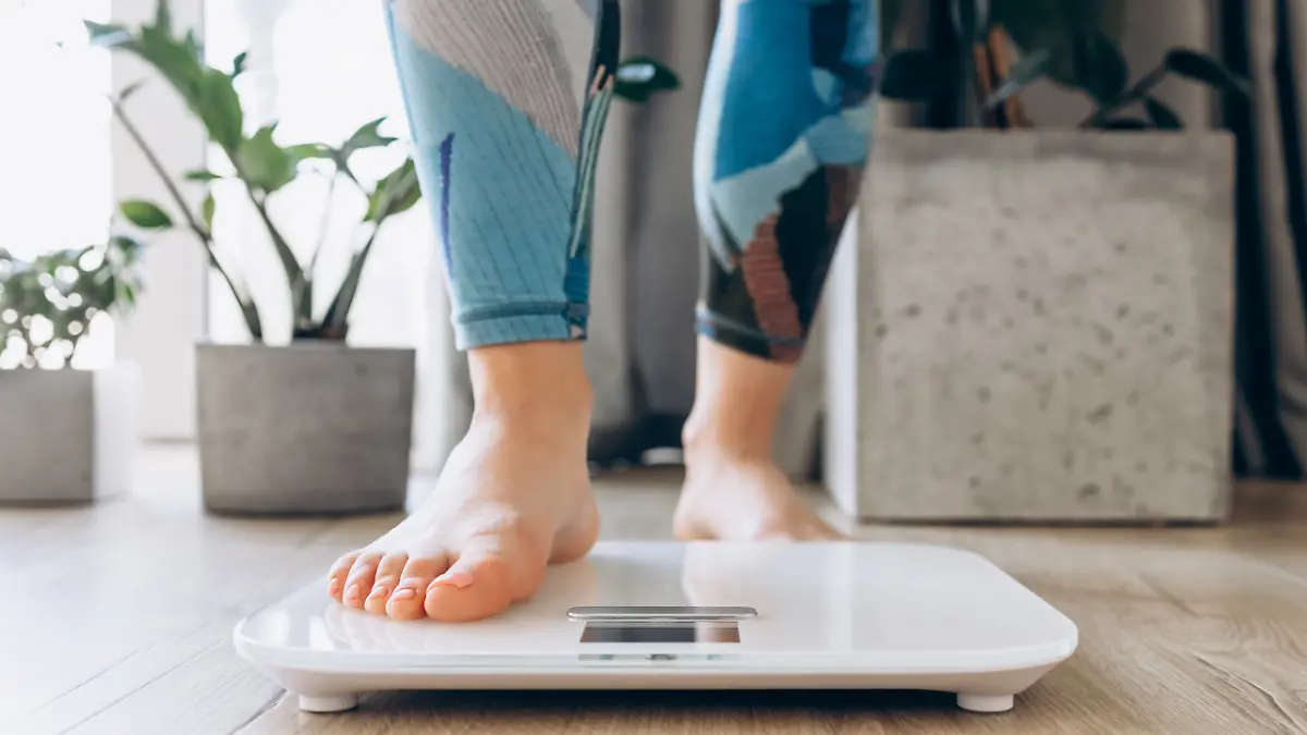 Frau steigt auf Waage