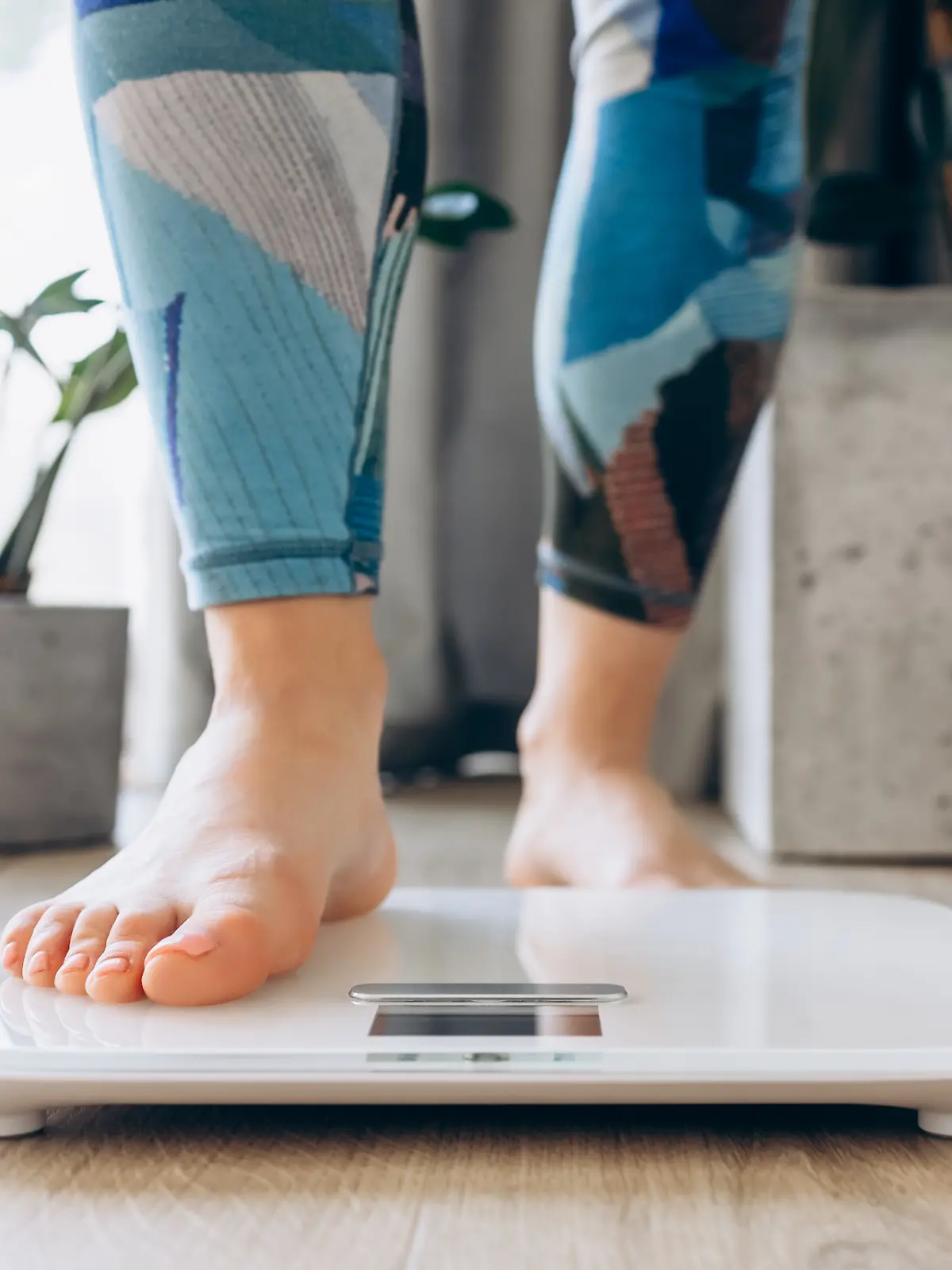 Frau steigt auf Waage