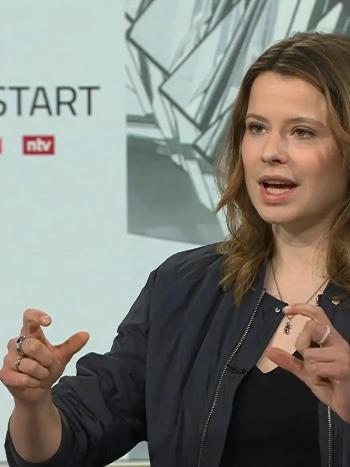 Bild zu: "„Man entlastet reiche Raser!“ Luisa Neubauer geht auf Kanzler Merz los"