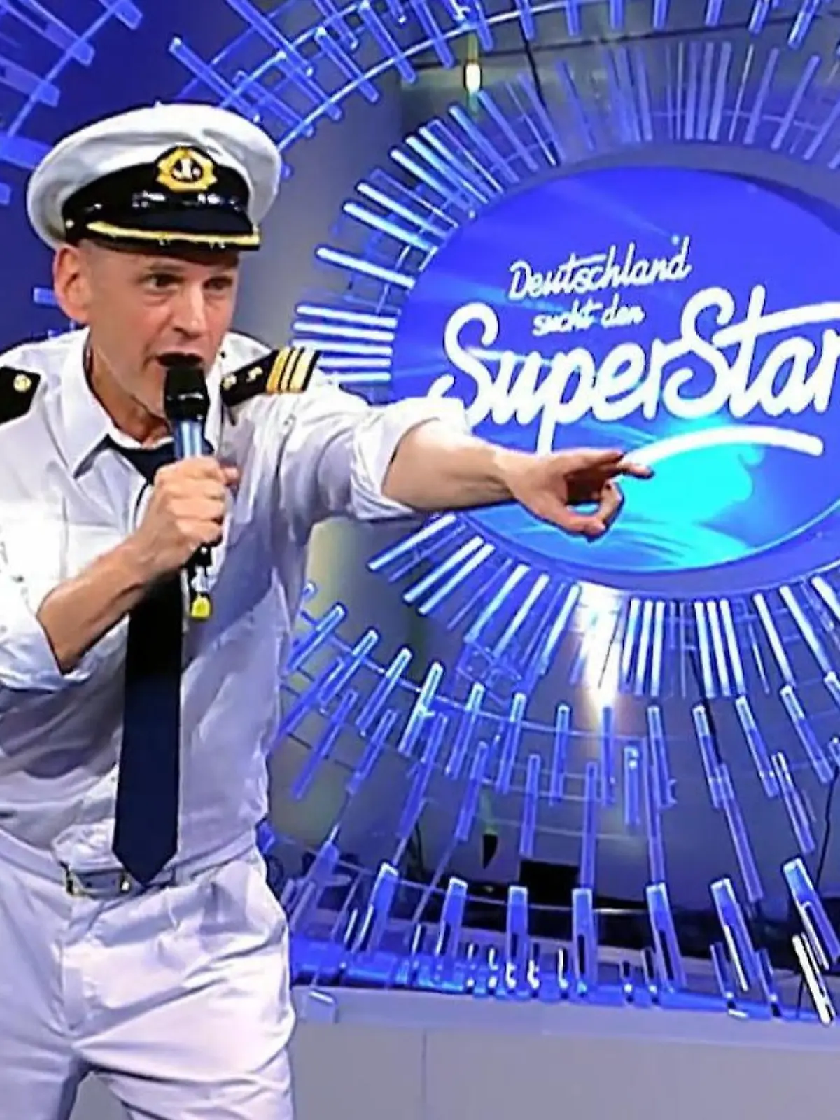 Bild zu: "Ahoi DSDS! Herr Kaleu nimmt Kurs auf die Jury – Volle Fahrt zum Recall?"