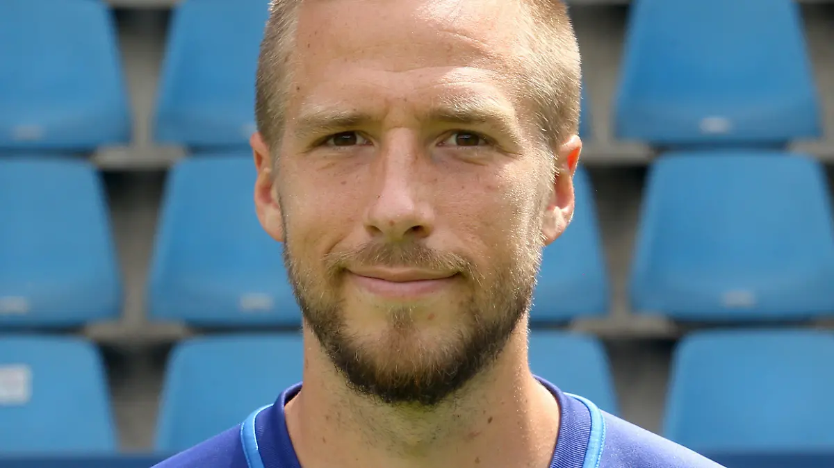 ARCHIV - 11.07.2017, Nordrhein-Westfalen, Bochum: Marco Stiepermann, damals Spieler vom VfL Bochum, steht bei einem Fototermin des VfL. (Zu dpa «Schwindel, Kopfschmerzen: Ex-Dortmunder Stiepermann über Long Covid») Foto: picture alliance / Roland Weihrauch/dpa +++ dpa-Bildfunk +++