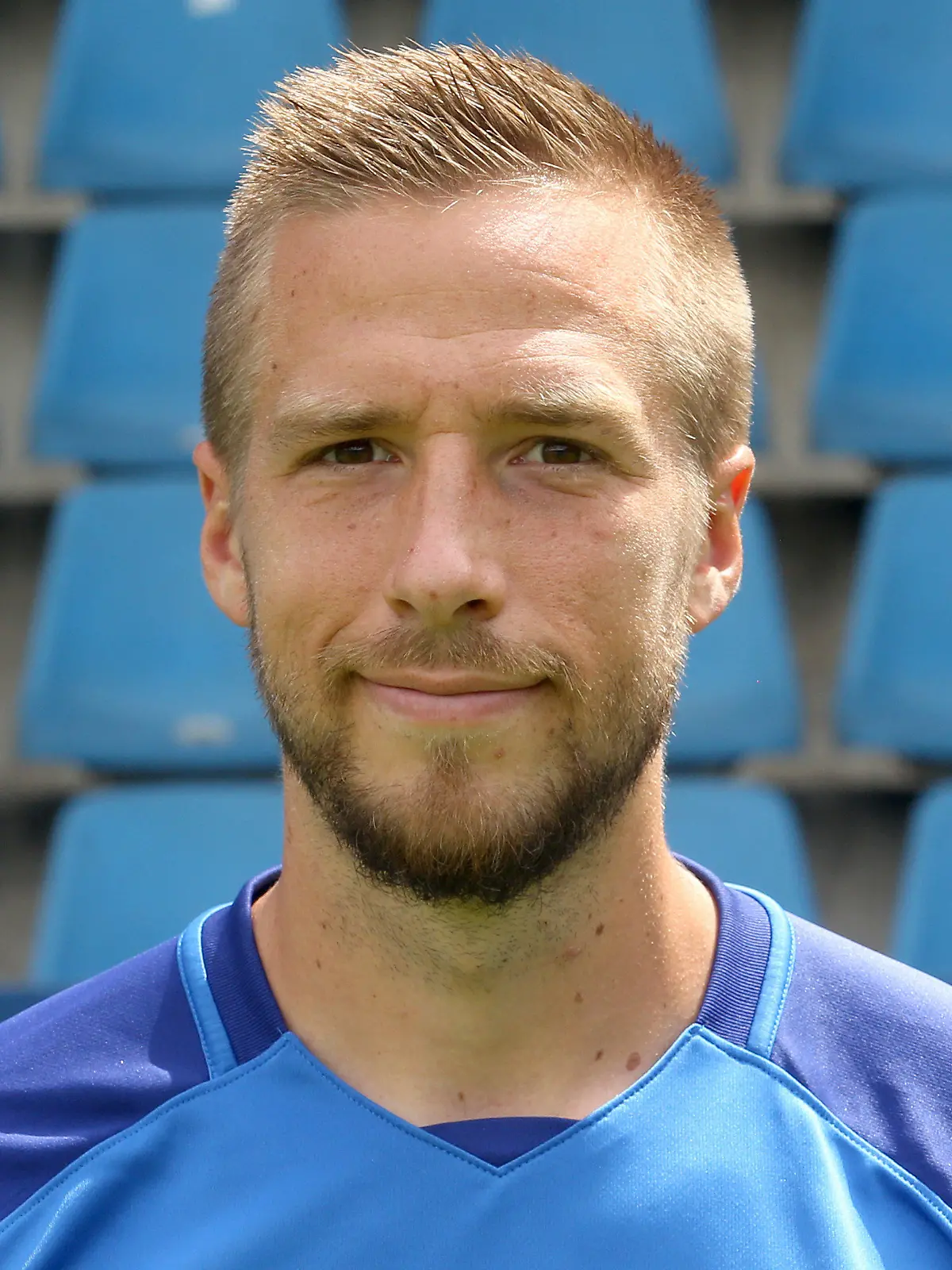 ARCHIV - 11.07.2017, Nordrhein-Westfalen, Bochum: Marco Stiepermann, damals Spieler vom VfL Bochum, steht bei einem Fototermin des VfL. (Zu dpa «Schwindel, Kopfschmerzen: Ex-Dortmunder Stiepermann über Long Covid») Foto: picture alliance / Roland Weihrauch/dpa +++ dpa-Bildfunk +++