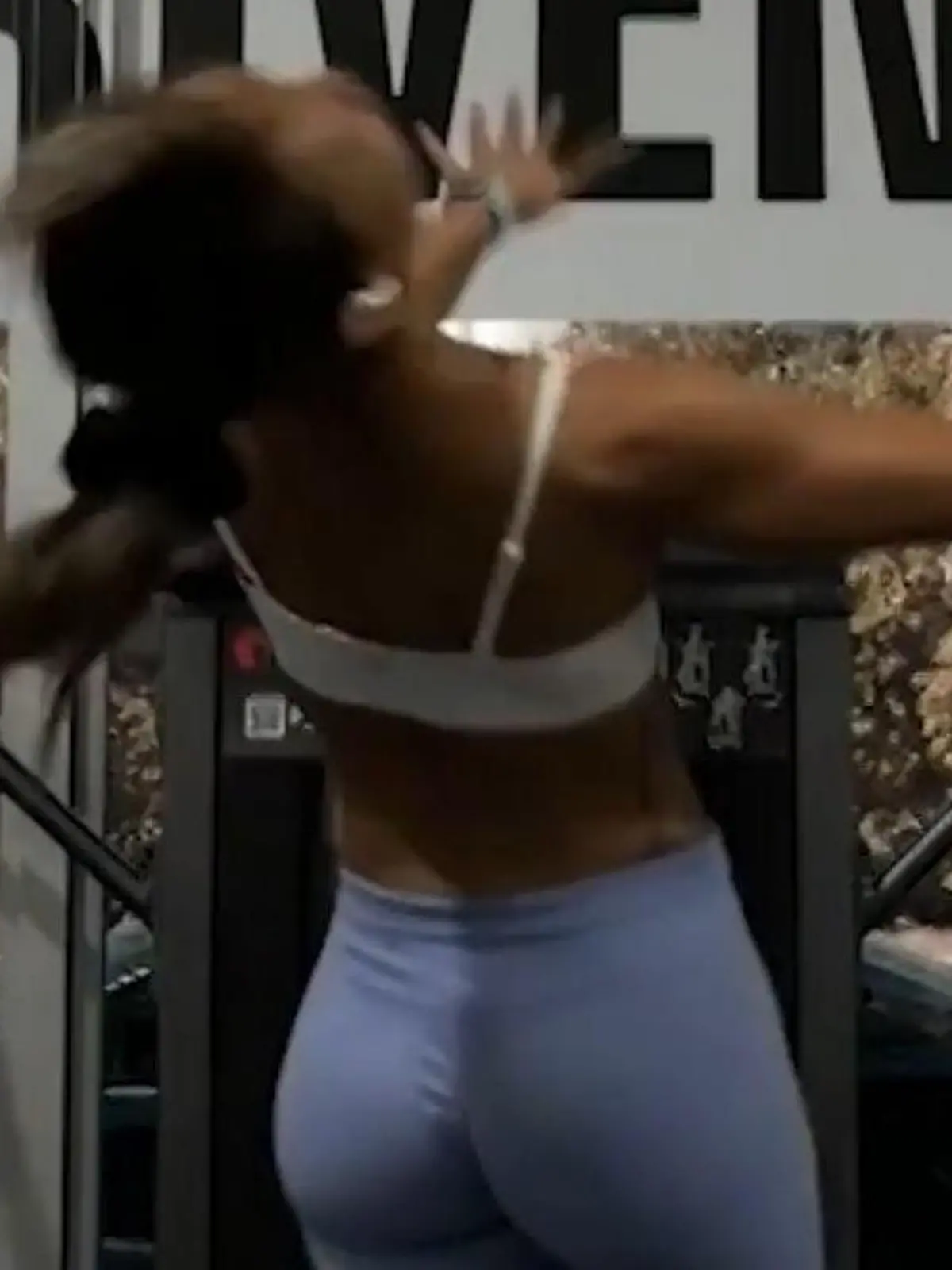 Bild zu: "Platzwunde bei Po-Übung! Fitnessgerät knallt Frau ins Gesicht"